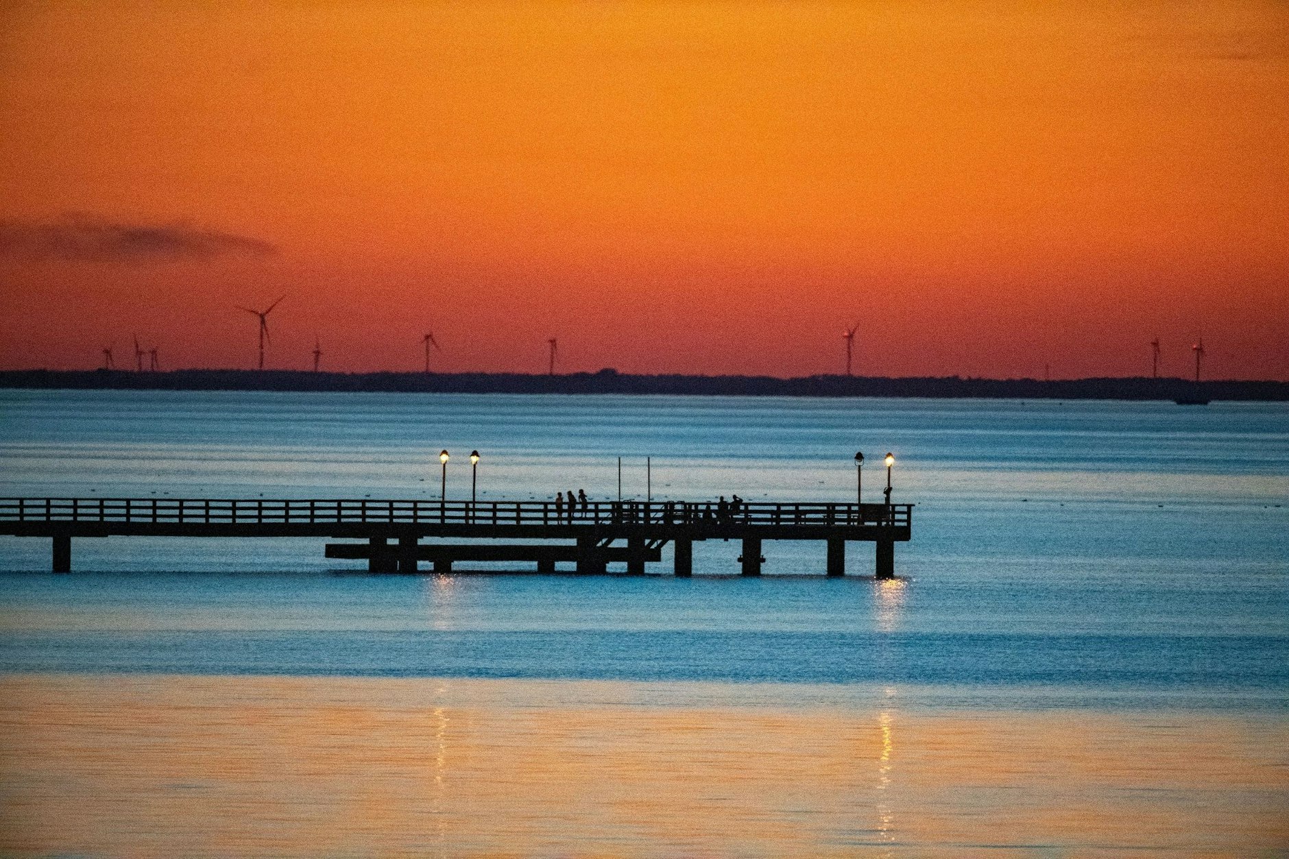 Am Himmel über der Seebrücke am Strand von Lubmin geht die Sonne unter. Diese Klassenreise nach Greifswald war für die 12-jährigen Berliner nicht unbeschwert.