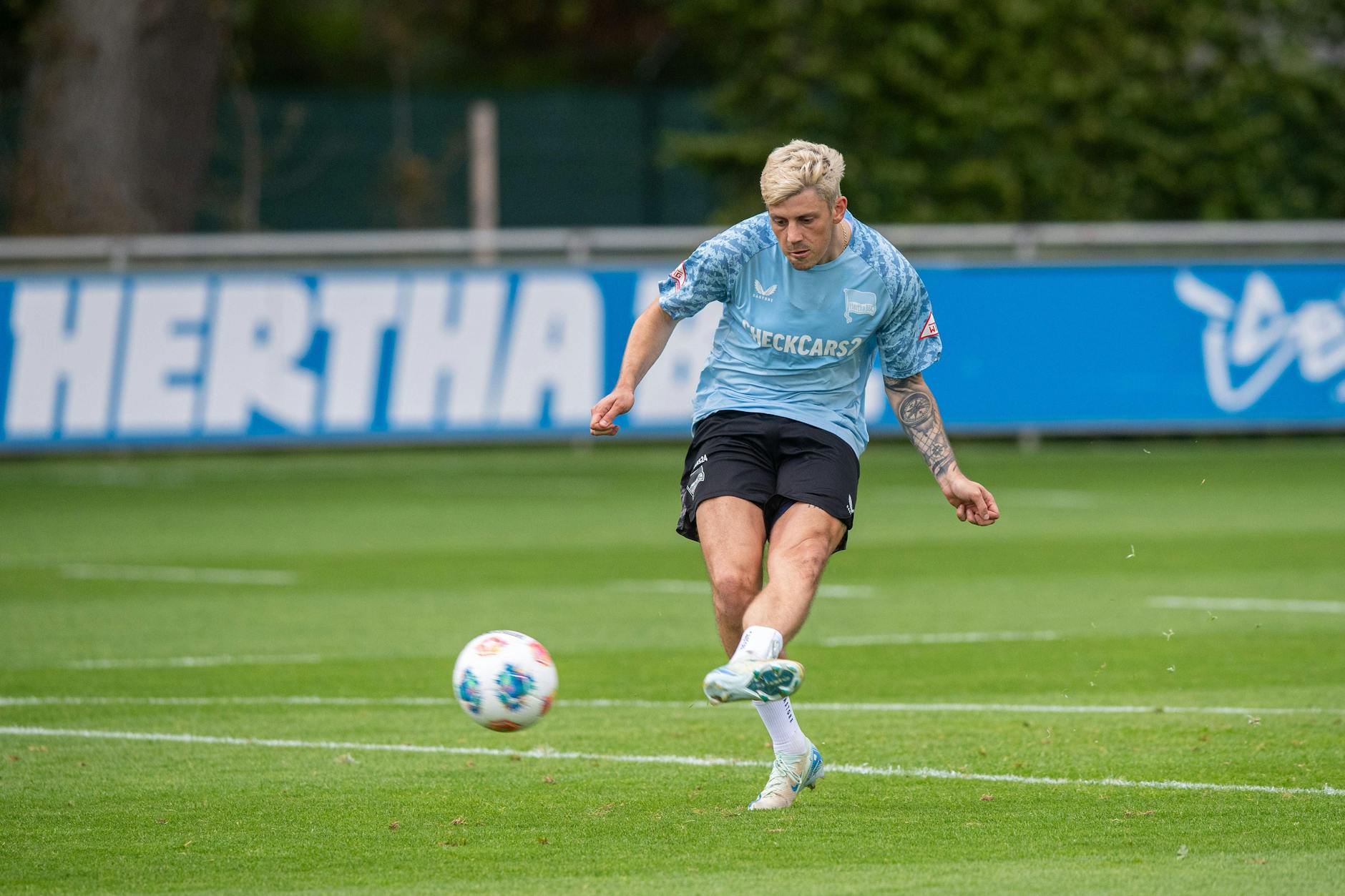 Herthas neuer Stürmer Dawid Kownacki übet schon mal Torschüsse im Training. Freitag spielt er das erste Mal für Hertha BSC beim Test gegen FC Motherwell.