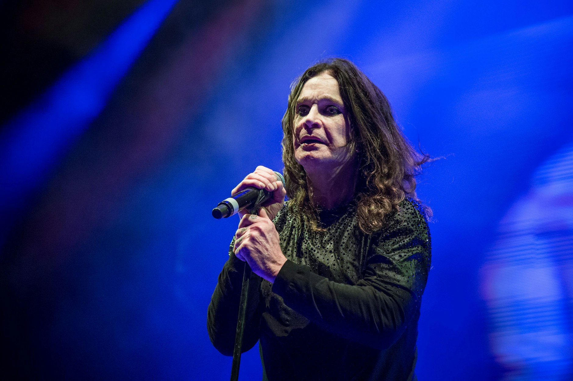 Ozzy Osbourne, stehend bei einem Konzert. Seinen letzten Auftritt konnte er nur noch sitzend bestreiten.
