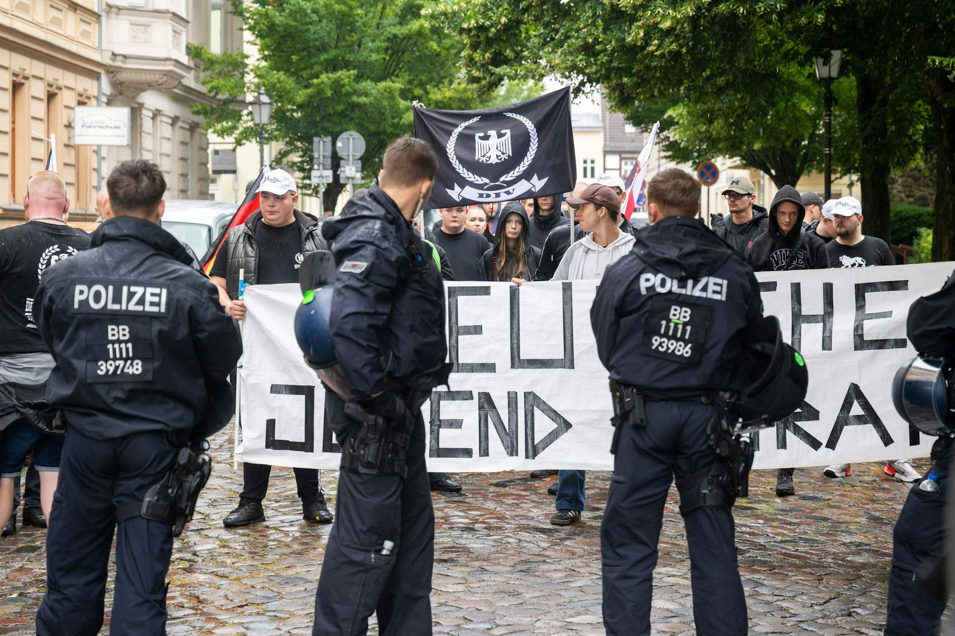 Am 12. Juli störten Mitglieder der sogenannten „Deutschen Jugend Voran“ einen CSD in Bernau.