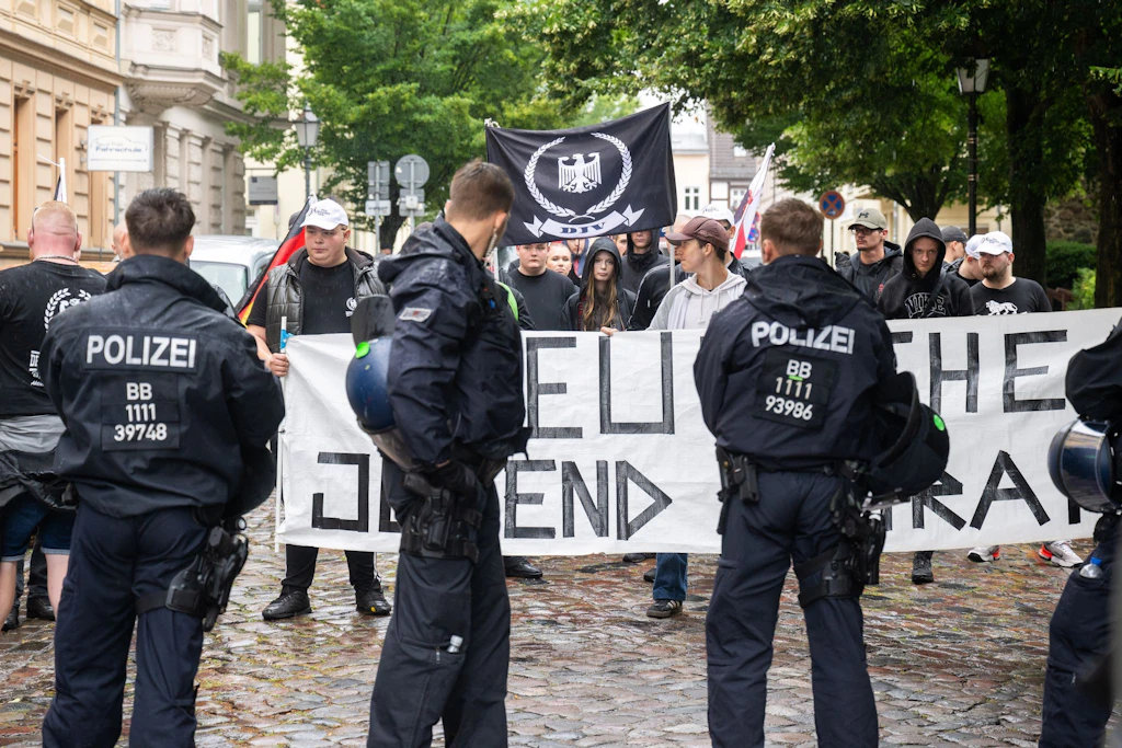 Razzia in Berlin-Marzahn: Polizei durchsucht Wohnung von Jung-Neonazis