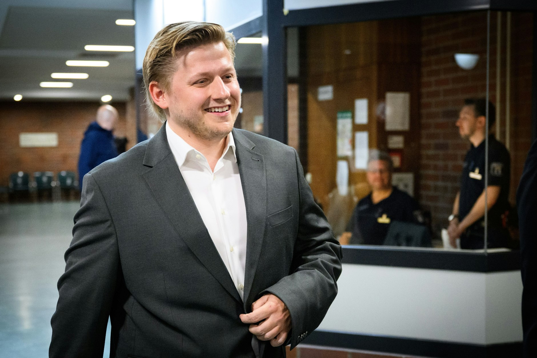 Comedian und Satiriker Sebastian Hotz alias „El Hotzo“ kommt zum Prozess gegen ihn vor dem Amtsgericht Tiergarten.