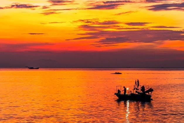 Das idyllische Abendbild sollte nicht darüber hinwegtäuschen: Rekordverdächtige Hitzewellen 2023 in verschiedenen Meeresregionen zeigen die zunehmende Verletzlichkeit von Ökosystemen.