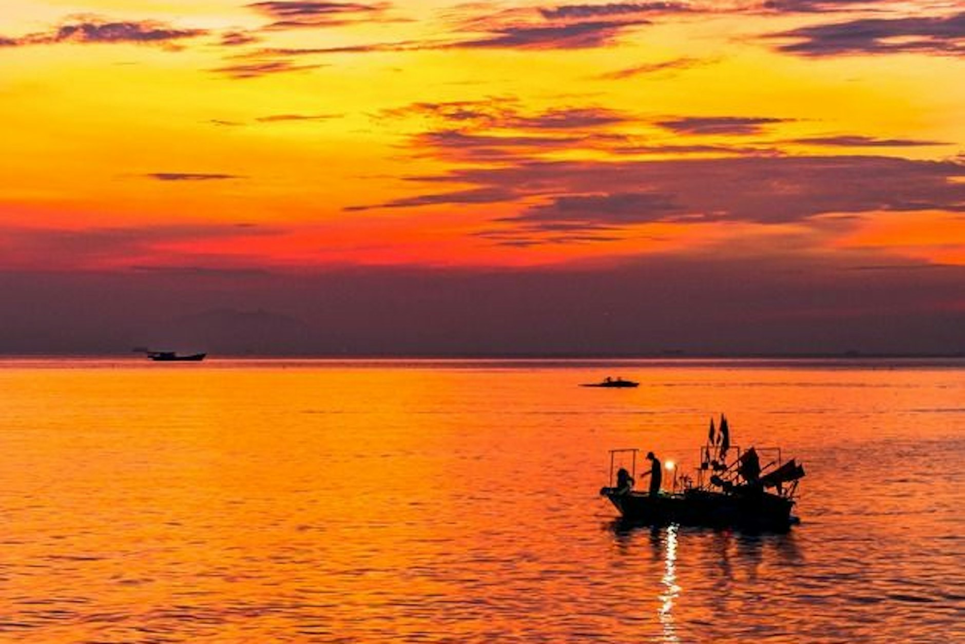 Das idyllische Abendbild sollte nicht darüber hinwegtäuschen: Rekordverdächtige Hitzewellen 2023 in verschiedenen Meeresregionen zeigen die zunehmende Verletzlichkeit von Ökosystemen.