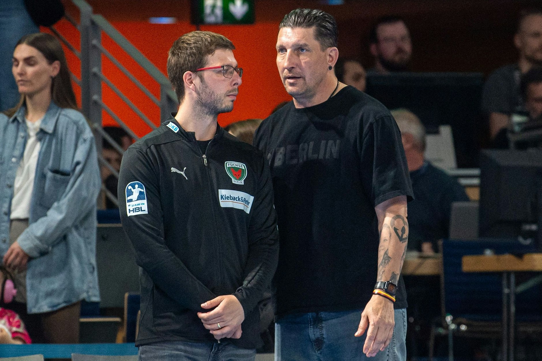 Trainer Jaron Siewert (l.) und Sport-Vorstand Stefan Kretzschmar sprechen sich ab.