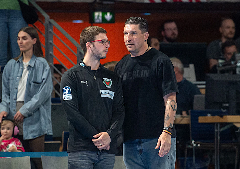 Trainer Jaron Siewert (l.) und Sport-Vorstand Stefan Kretzschmar sprechen sich ab.