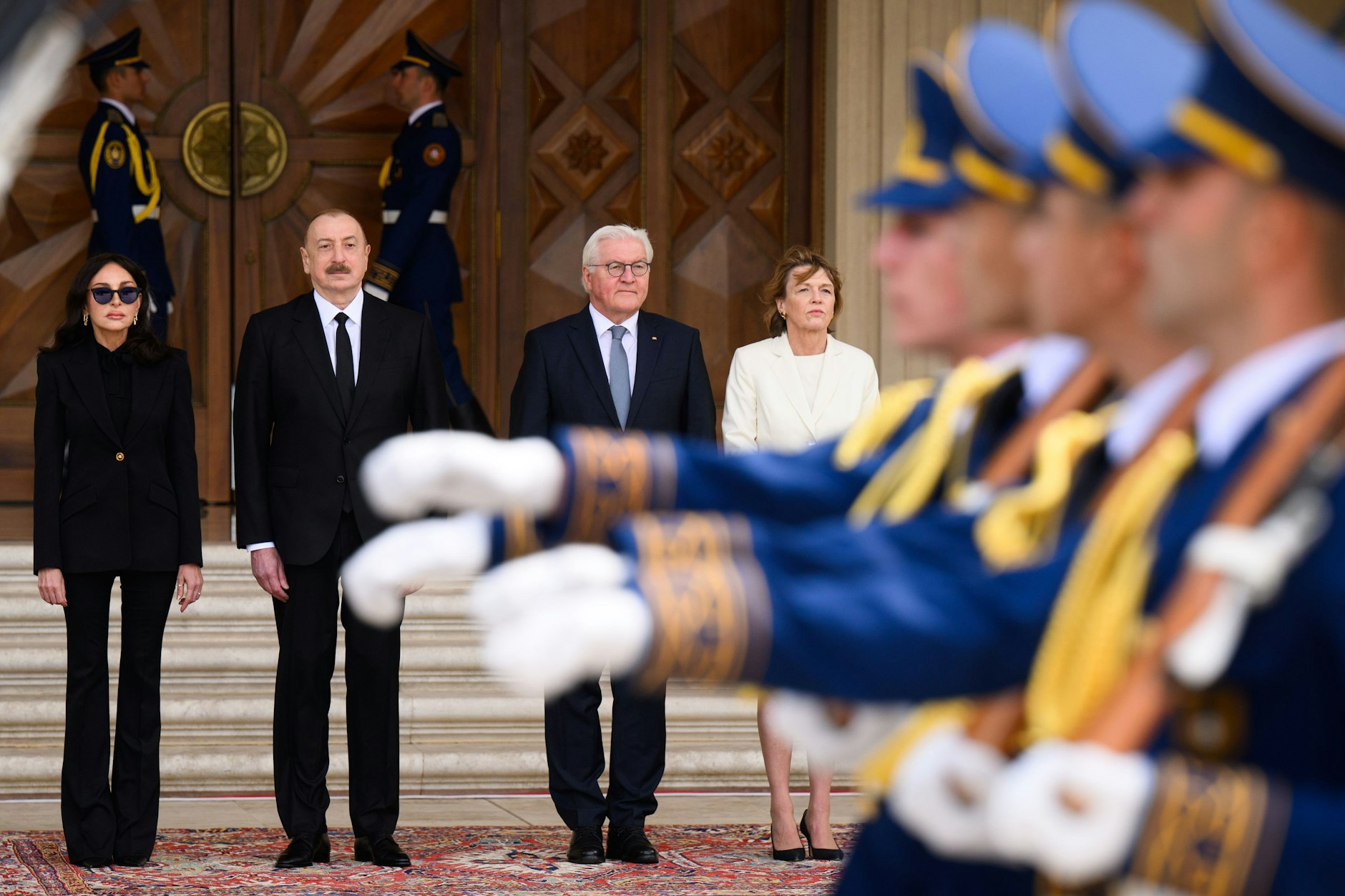 Bundespräsident Frank-Walter Steinmeier und seine Frau Elke Büdenbender werden vom aserbaidschanischen Präsidenten Ilham Alijew in Baku in Empfang genommen.
