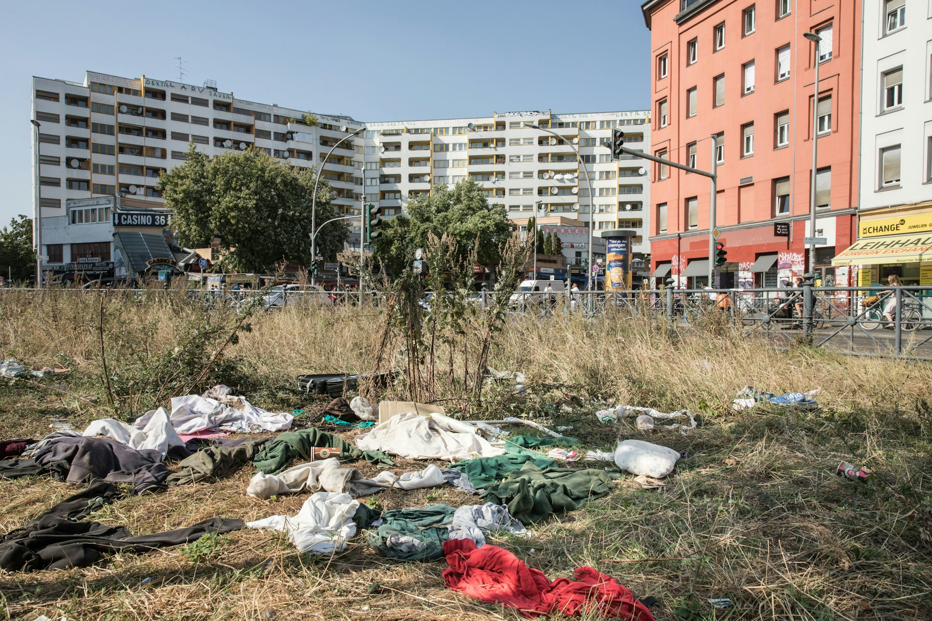 Am Kottbusser Tor trifft fehlende Infrastruktur auf viele Menschen, öffentliche Toiletten sind Mangelware, und Rückstände aus Konsum, Alltag und Gastronomie sorgen regelmäßig für den typischen Kotti-Geruch.