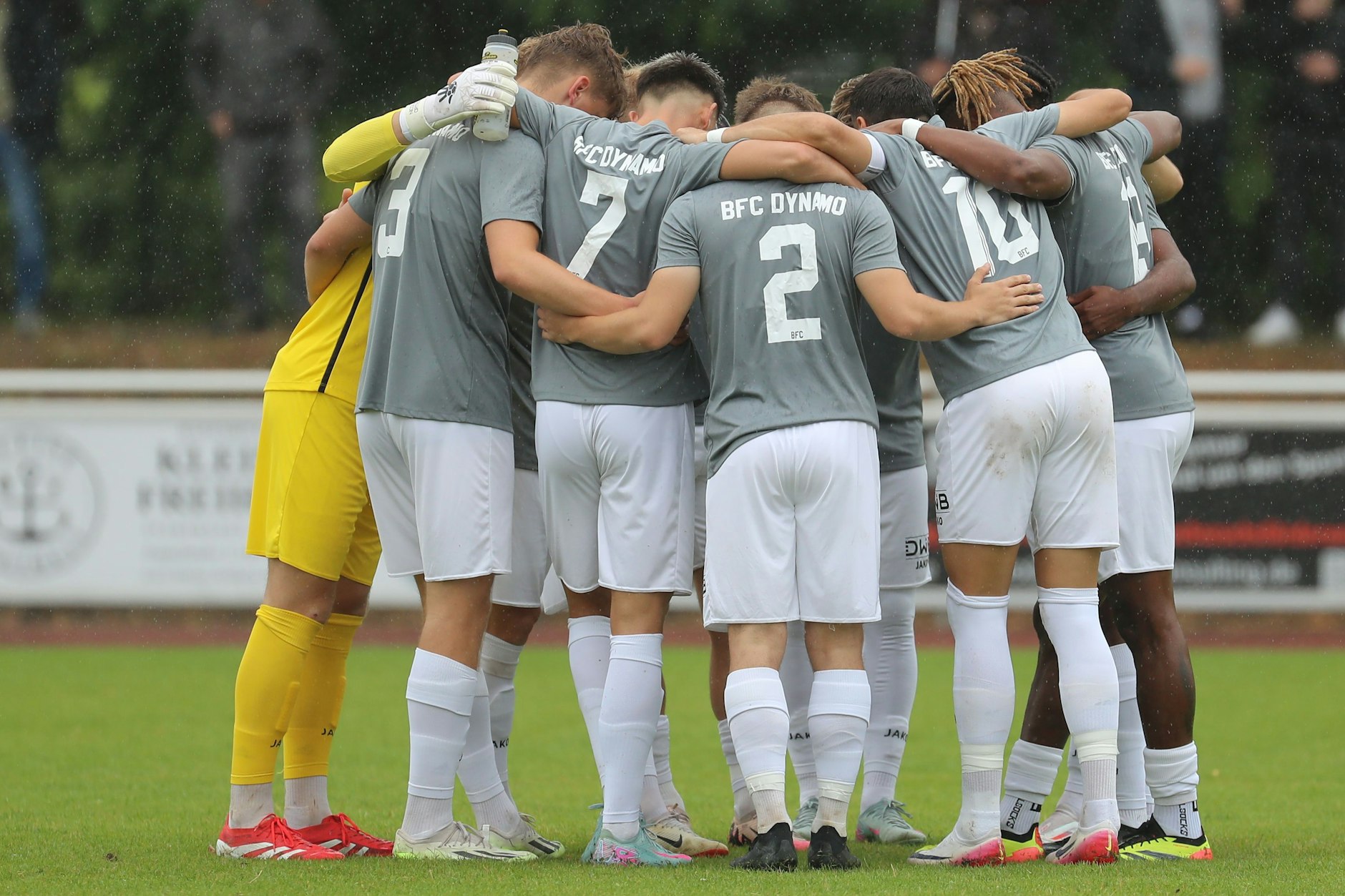 Auch zum Regionalligastart am Sonnabend in Halle werden sich die Spieler vom BFC Dynamo im Mannschaftskreis versammeln.