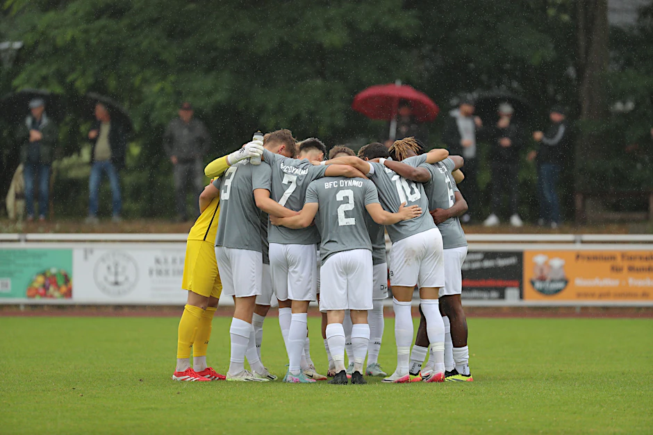 Auch zum Regionalligastart am Sonnabend in Halle werden sich die Spieler vom BFC Dynamo im Mannschaftskreis versammeln.