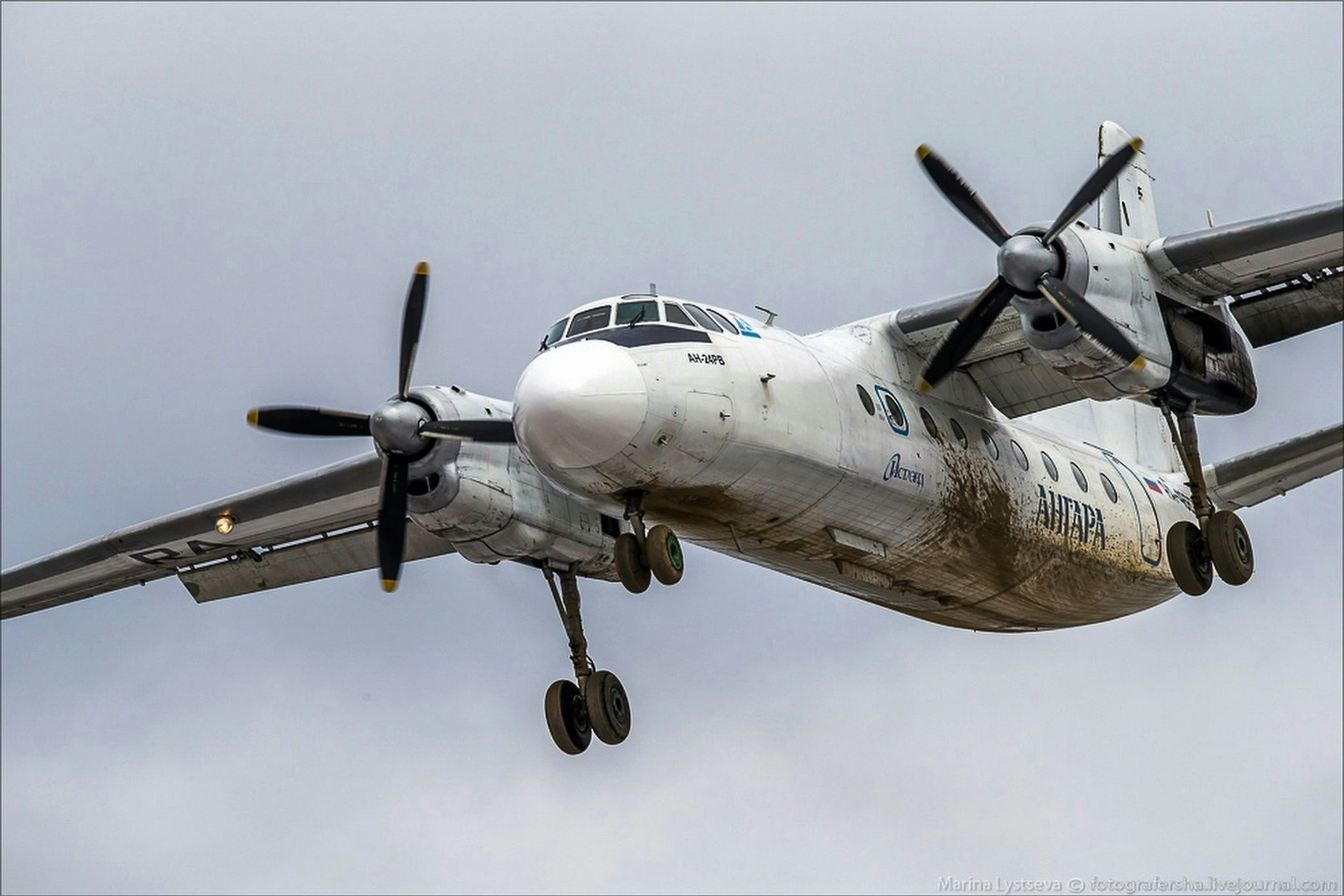 Eine russische An-24-Passagiermaschine der in Sibirien ansässigen Angara Airlines, dieselbe Flugzeugmarke, wie die mit 49 Passagieren an Bord in der fernöstlichen Amur-Region des Landes abgestürzt ist.