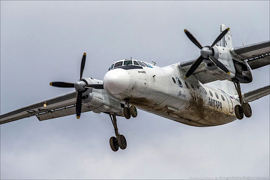 Eine russische An-24-Passagiermaschine der in Sibirien ansässigen Angara Airlines, dieselbe Flugzeugmarke, wie die mit 49 Passagieren an Bord in der fernöstlichen Amur-Region des Landes abgestürzt ist.