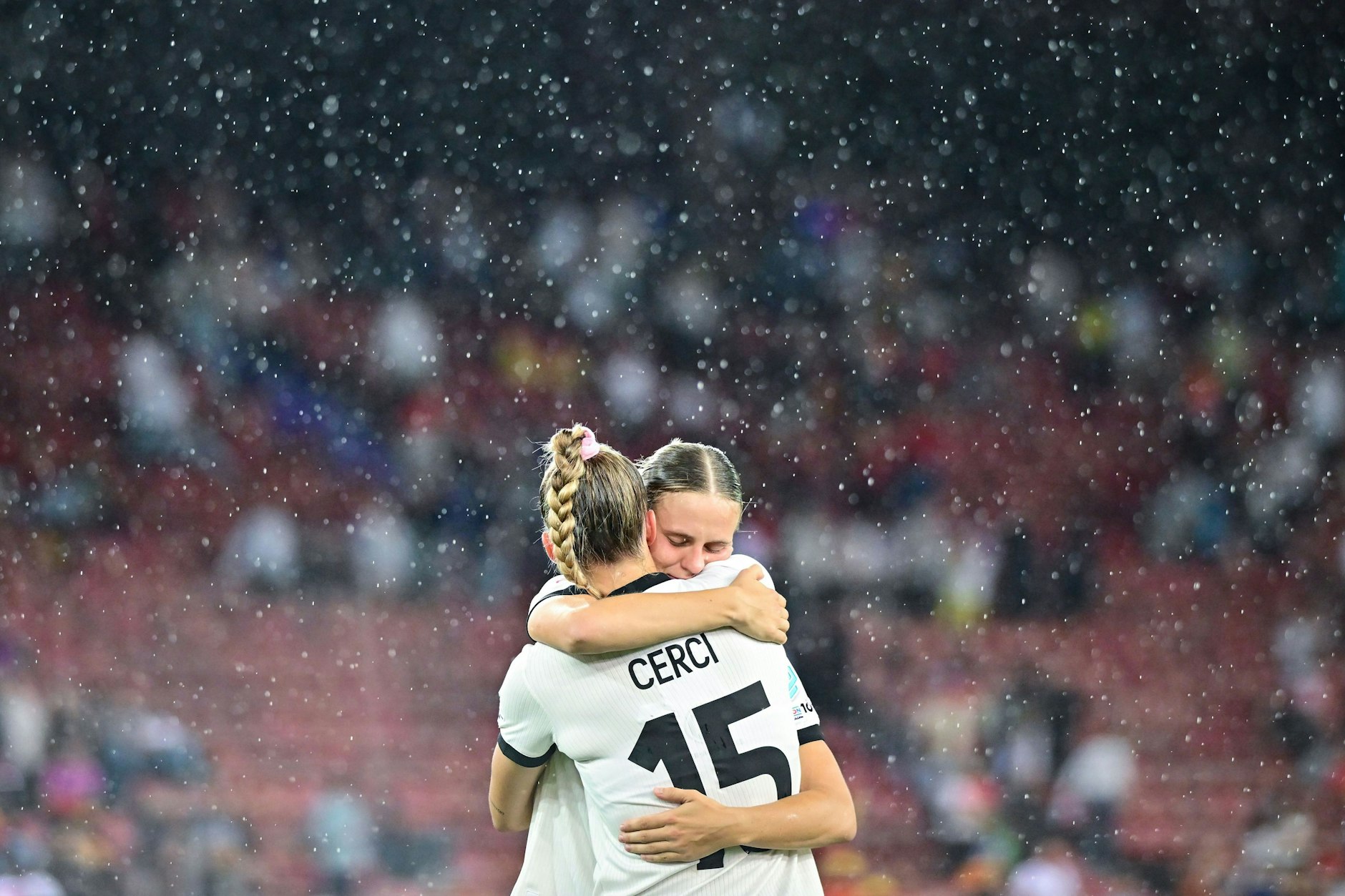 Bei der Fußball-EM der FRauen scheidet Deutschland im Halbfinale gegen Spanien aus. Klara Bühl und Selina Cerci umarmen sich nach dem Spiel.