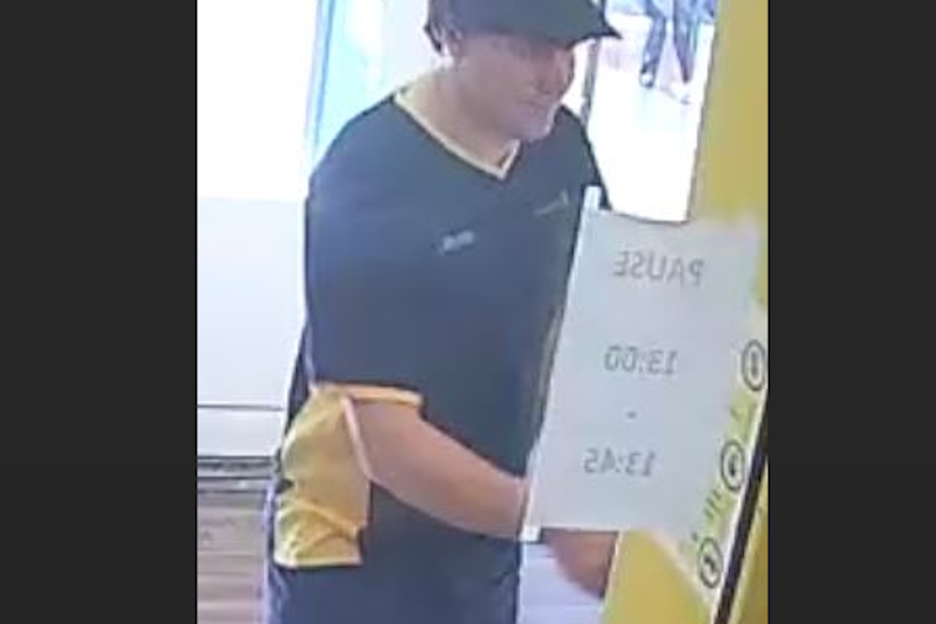 Als DHL-Paketbote verkleidet stand der Bankräuber vor der Tür. Wer kennt diesen Mann?