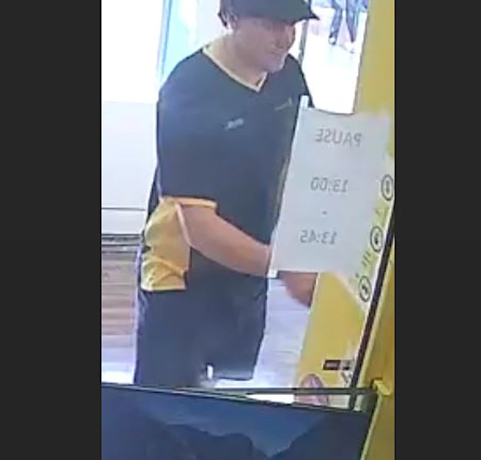 Als DHL-Paketbote verkleidet stand der Bankräuber vor der Tür. Wer kennt diesen Mann?