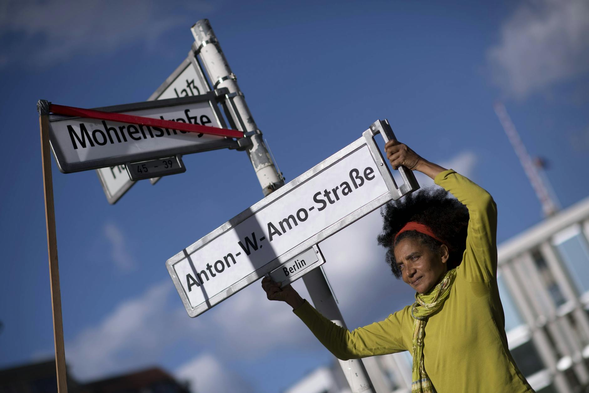 Die Umbenenunng der Mohrenstraße in Anton-Wilhelm-Amo-Straße wird von aktivistischen Gruppen seit vielen Jahren angestrebt, hier eine Aktion von 2017.