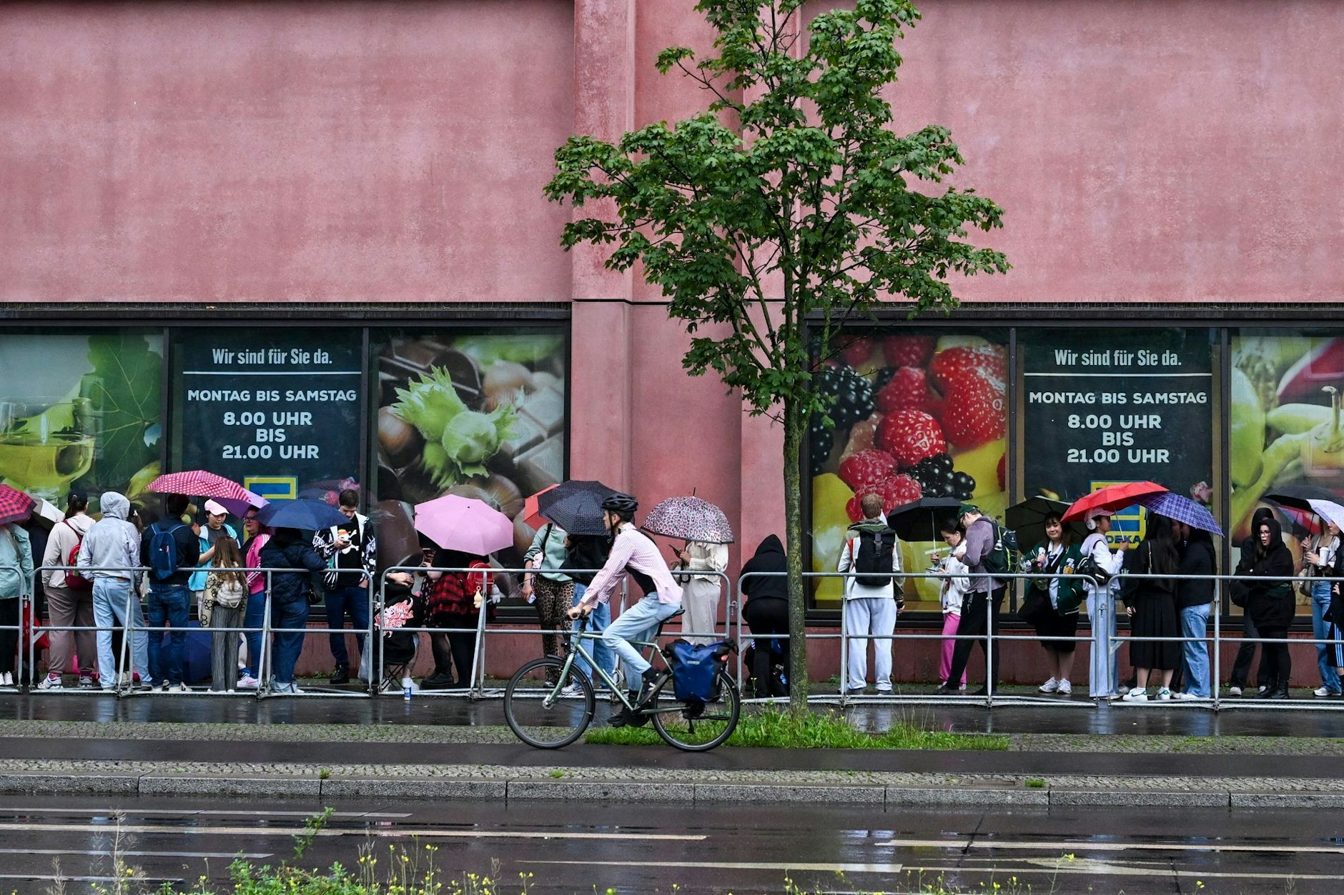 Menschen warten am Einkaufszentrum Alexa auf die  Eröffnung des ersten Labubu-Stores Deutschlands. Um Labubus ist ein weltweiter Hype entstanden.