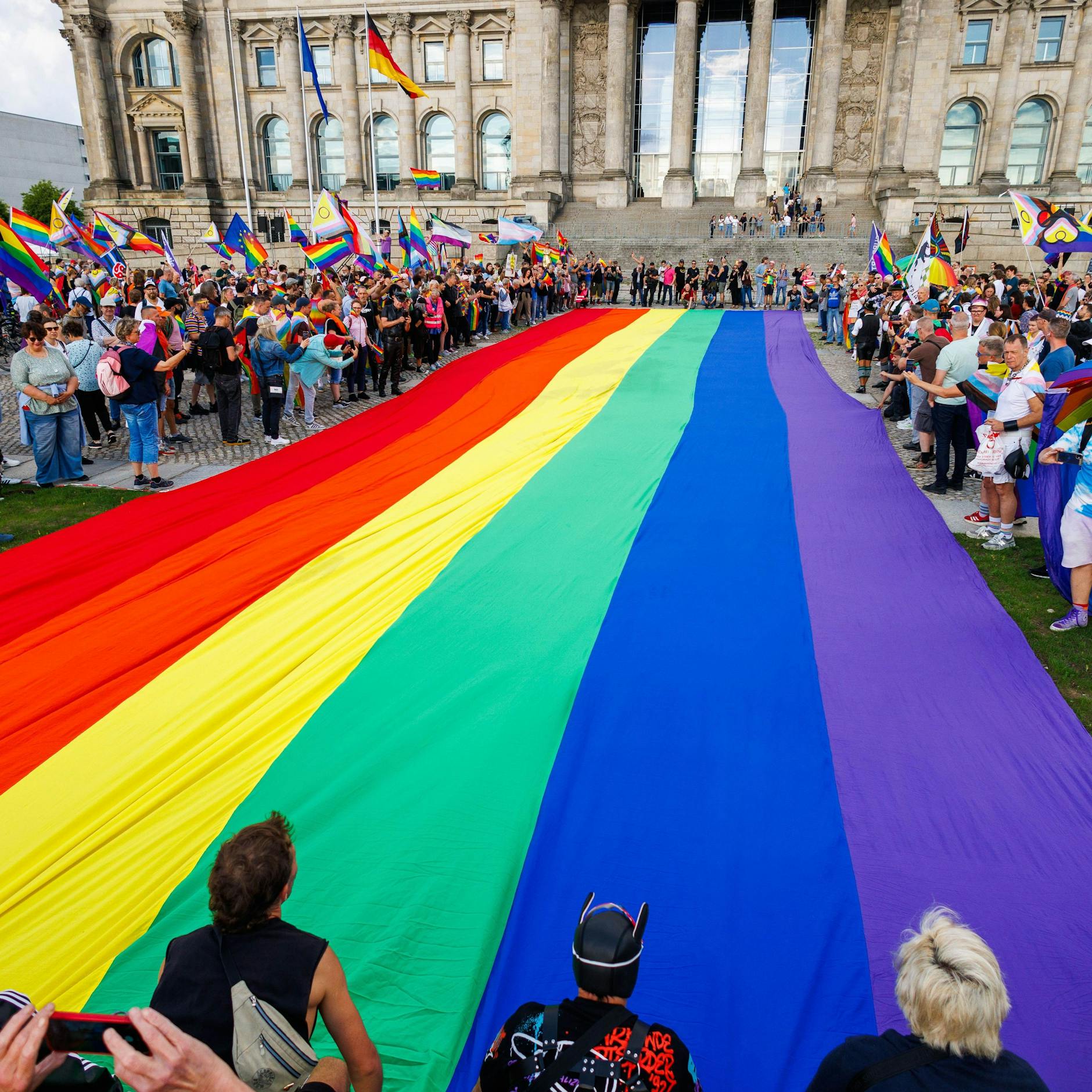 Image - Vor Reichstagsgebäude: 400 Quadratmeter Regenbogenflagge ausgelegt