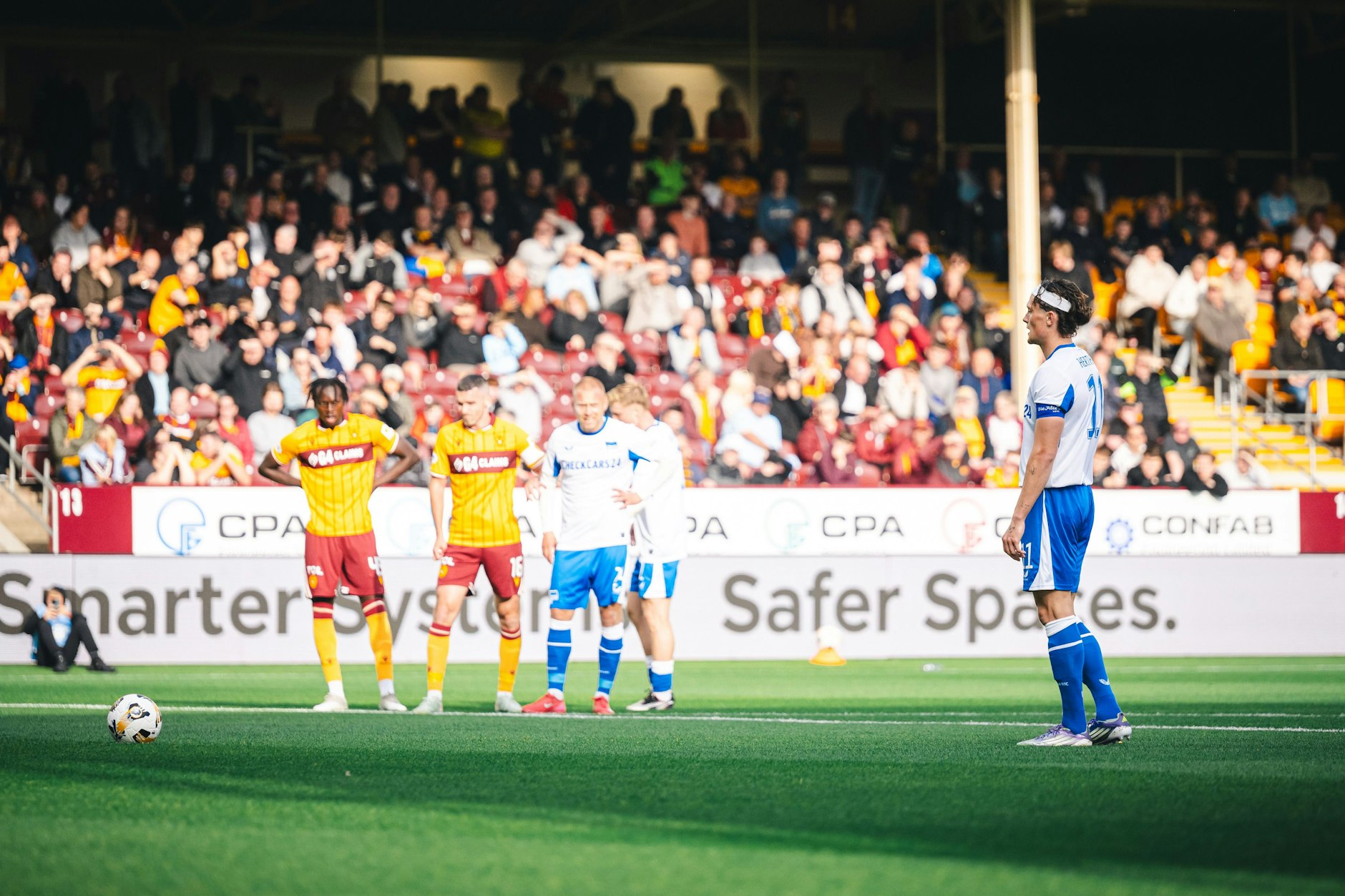 Kapitänsbinde, Stirnband und Tore am laufen Band: Hertha-Liebling Fabian Reese traf auch beim Test gegen FC Motherwell.