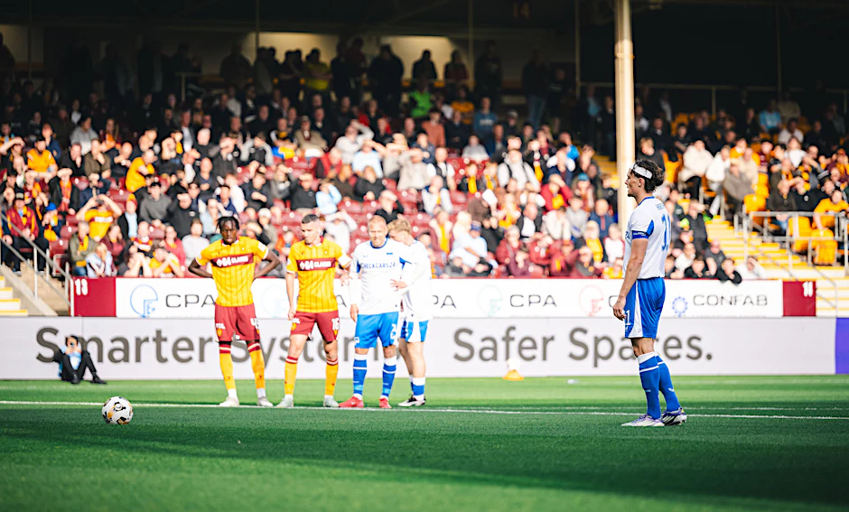 Kapitänsbinde, Stirnband und Tore am laufen Band: Hertha-Liebling Fabian Reese traf auch beim Test gegen FC Motherwell.