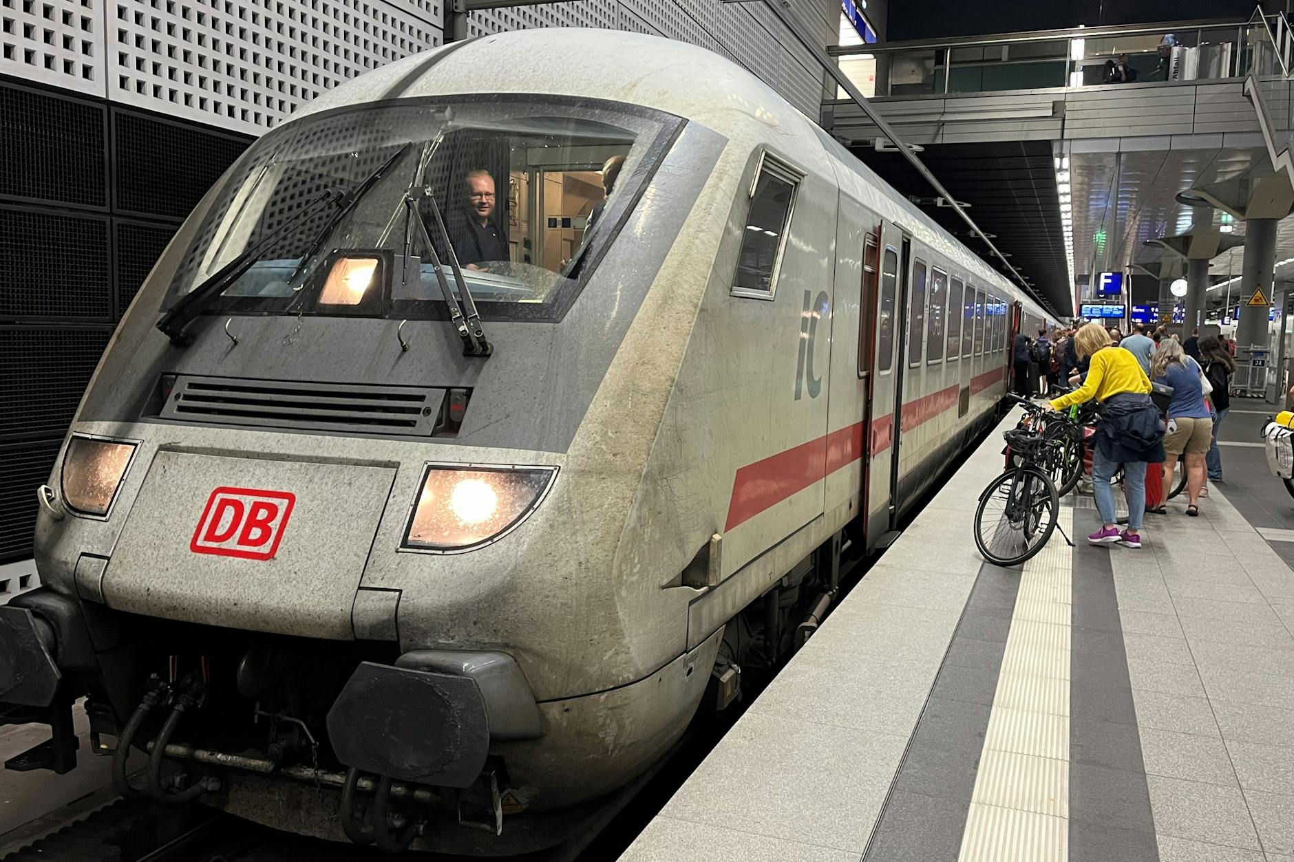 Die letzte Fahrt in den Norden: Der Intercity von Berlin nach Westerland (Sylt) mit durchlaufenden Wagen nach Dagebüll Mole hält am 25. Juli an Gleis 8 im Berliner Hauptbahnhof.