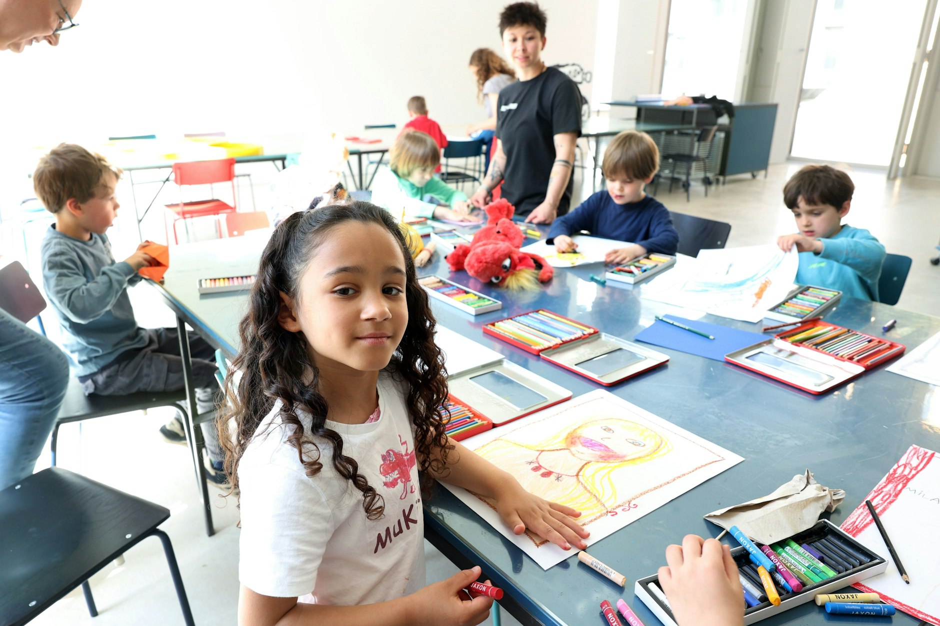Kinder der Fröbel-Kita machen im Haus Bastian einen Kunst-Workshop. Spätestens in der Kita muss Sprachausbildung beginnen, wenn Kinder in der Schule erfolgreich sein wollen.
