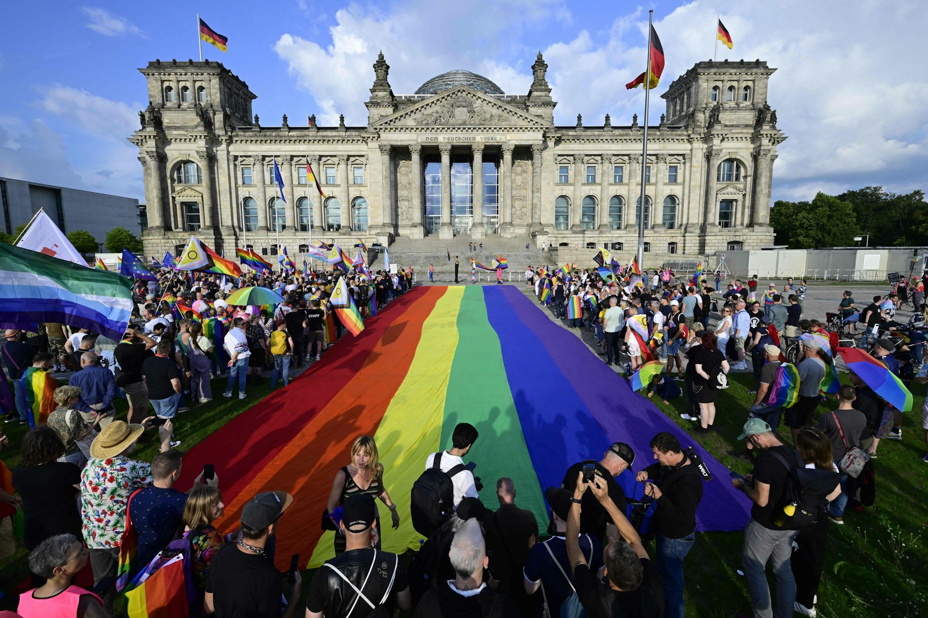 Mit dem Ausrollen einer 400 Quadratmeter großen Regenbogenflagge vor dem Reichstagsgebäude begann am Freitagnachmittag das CSD-Wochenende.