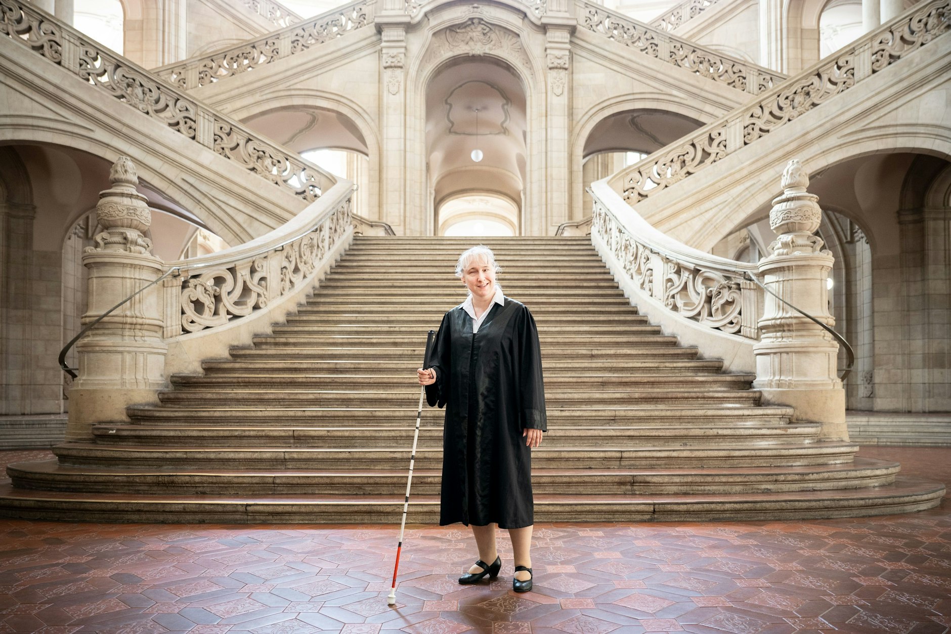 Deutschlands erste blinde Strafrechtsanwältin Pamela Pabst im Kriminalgericht Moabit.