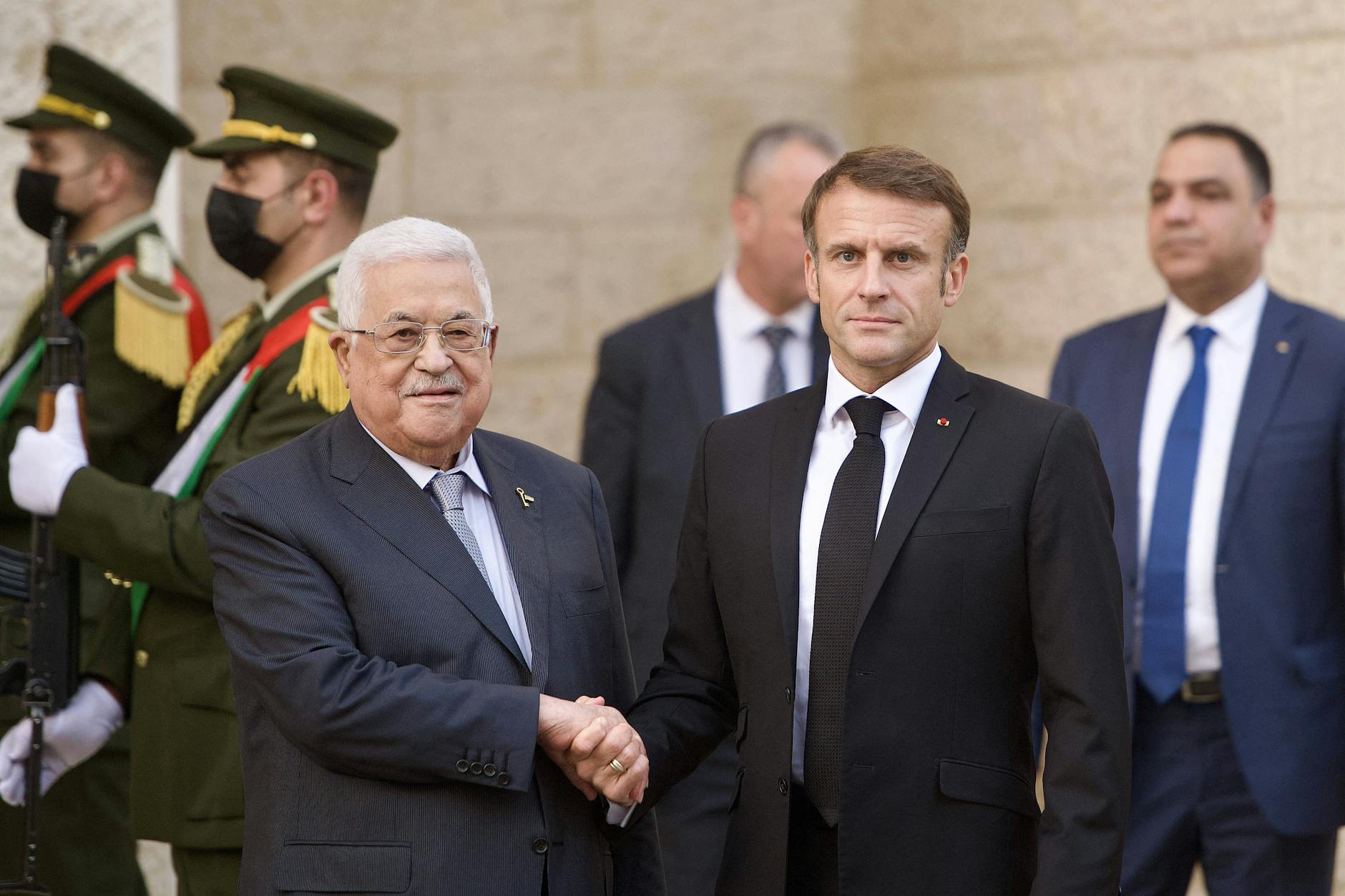 Präsident Emmanuel Macron (l.) mit seinem palästinensischen Amtskollegen Mahmoud Abbas.