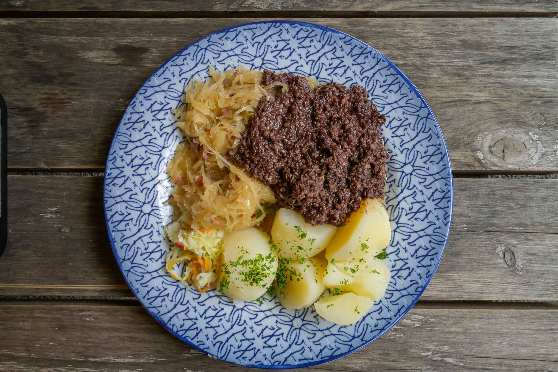 Ein Klassiker der DDR-Küche: „Tote Oma“ – Blutwurst, Salzkartoffeln und Sauerkraut.