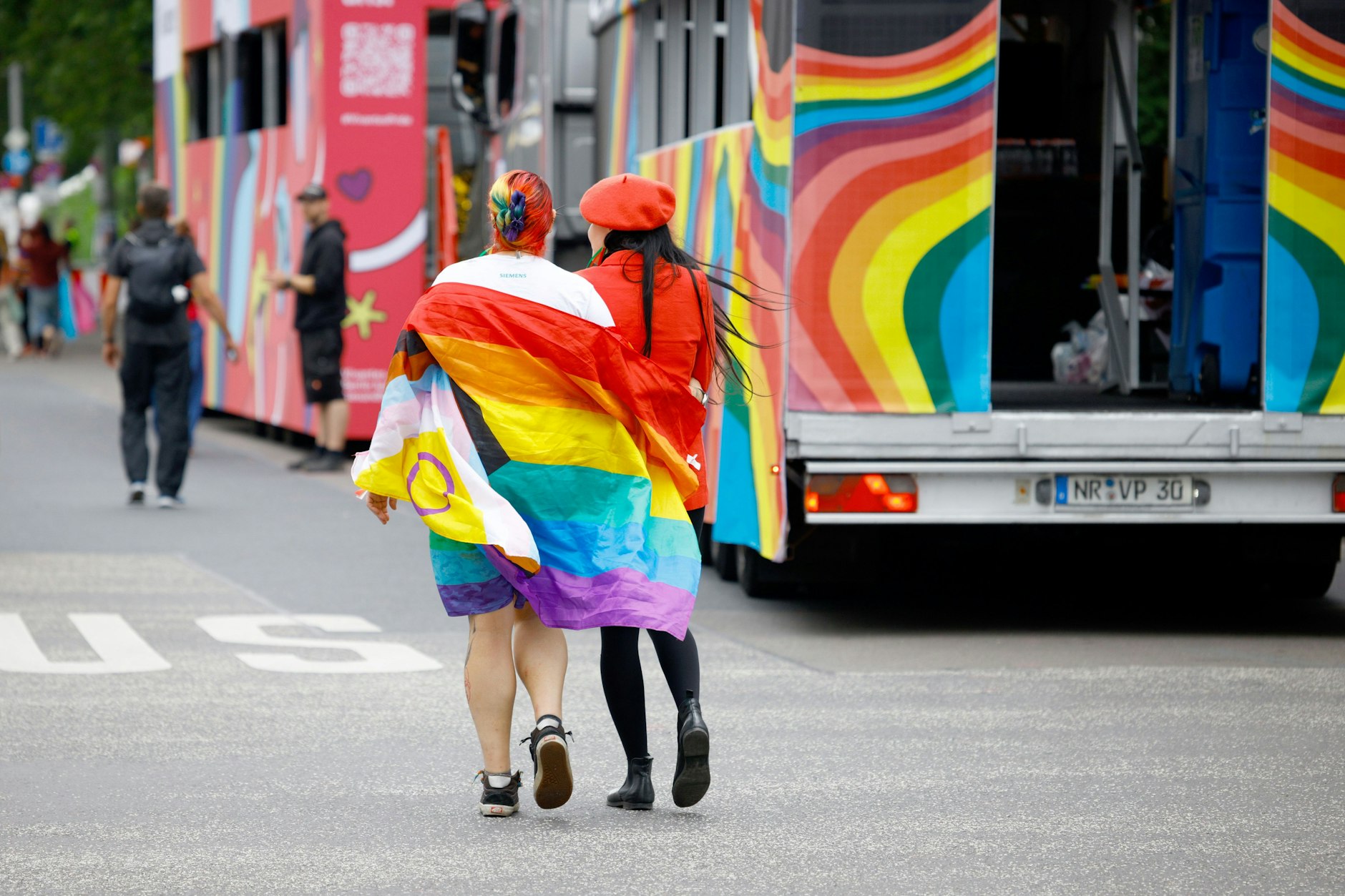 Teilnehmer der 47. Berlin Pride, der Demonstration zum Christopher Street Day (CSD), versammeln sich vor Beginn der Parade. 80 Trucks mit 100 unterschiedlichen Gruppen ziehen durch die Stadt. Umfangreiche Straßensperrungen sind die Folge.