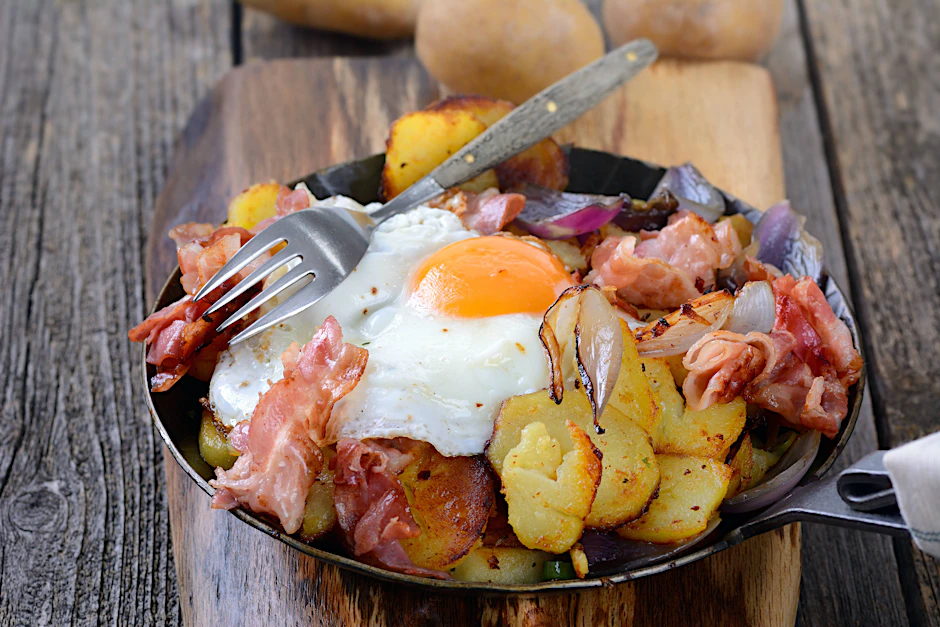 Macht lecker satt und ist leicht gekocht: Kartoffel-Speck-Pfanne mit Spiegelei