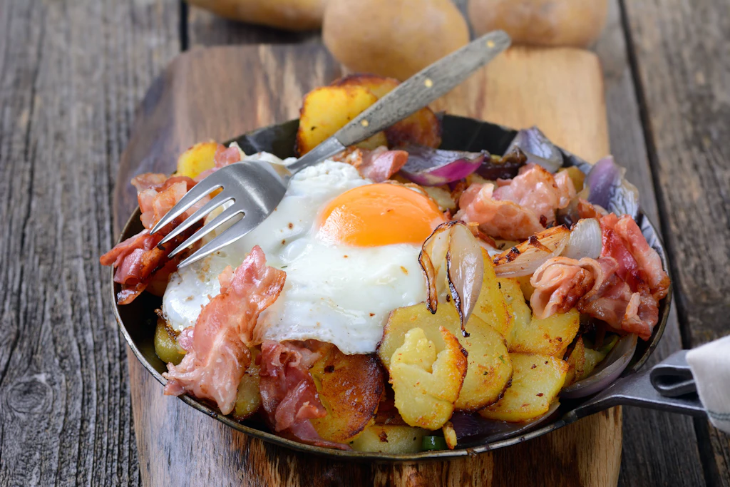 Schnelles Abendbrot: Rezept für Kartoffel-Speck-Pfanne mit Spiegelei