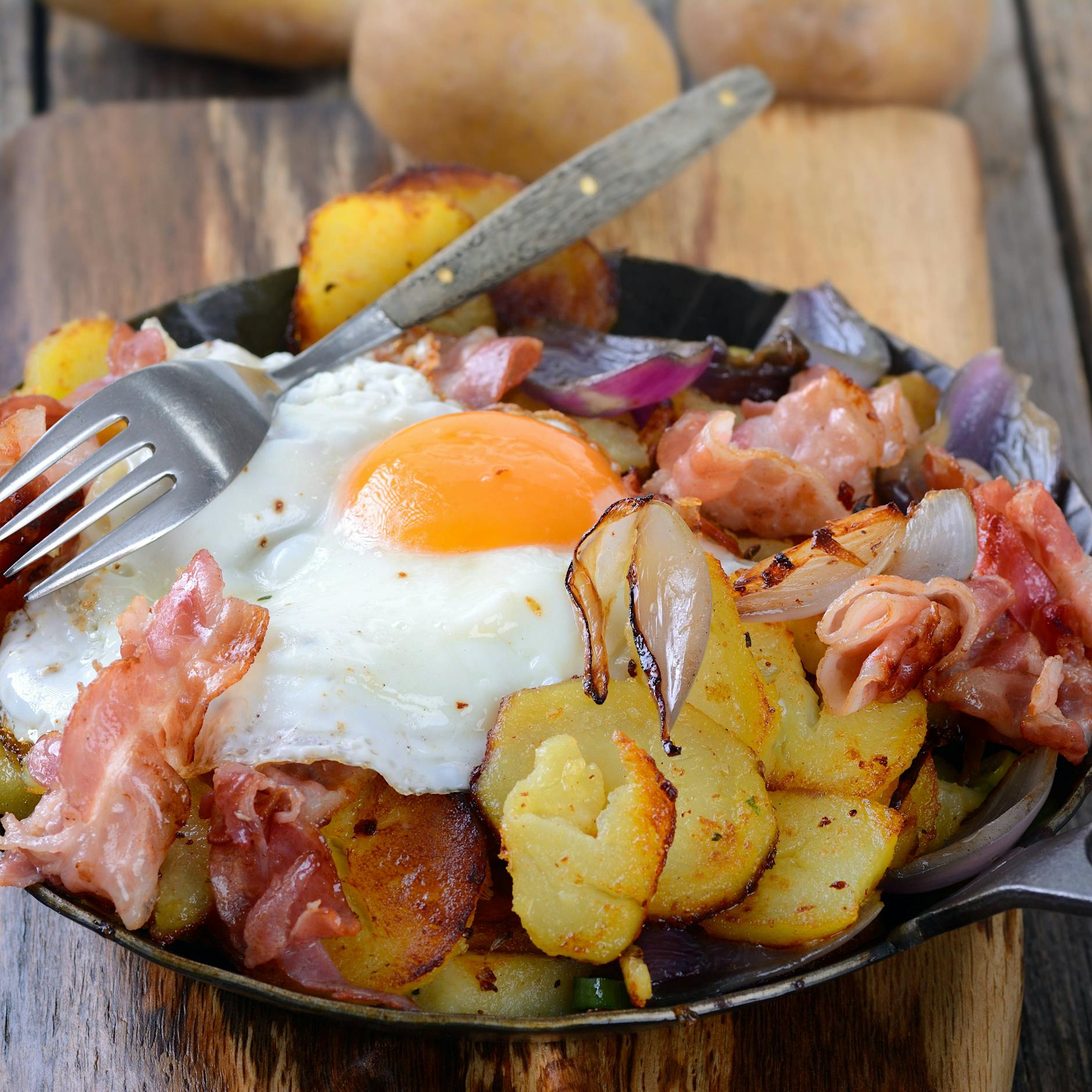 Schnelles Abendbrot: Rezept für Kartoffel-Speck-Pfanne mit Spiegelei