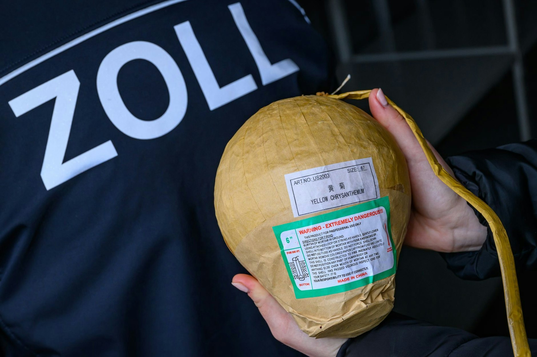 Eine vom Zoll sichergestellte Kugelbombe. (Symbolbild)