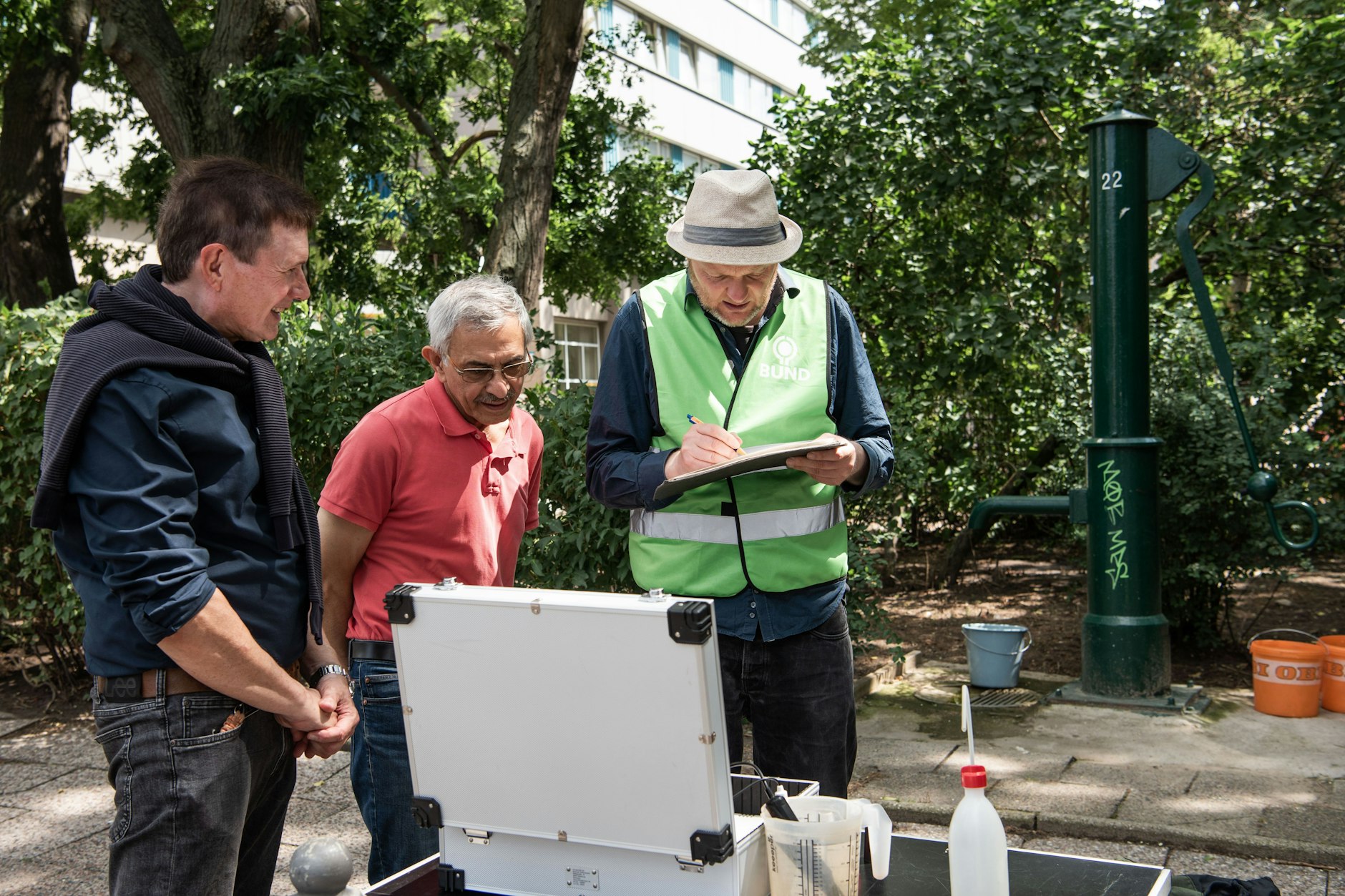BUND-Grundwasser-Experte Christian Schweer (re.) und die Freiwilligen Said Modaresi (Mitte) und Lutz Schwarzkopf untersuchen das Grundwasser auf der Fischerinsel in Berlin-Mitte.