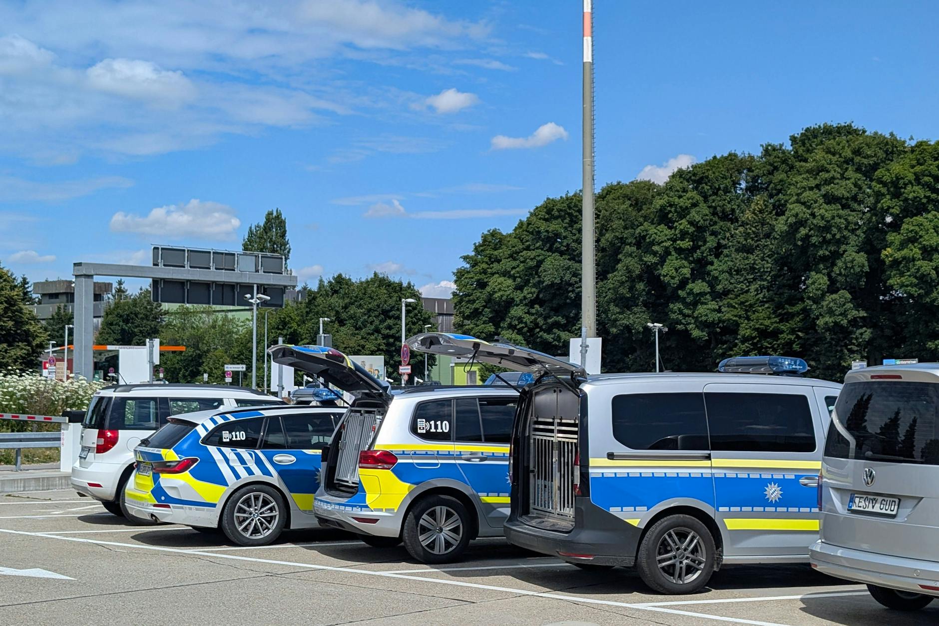 Polizeieinsatz auf dem Flughafen Memmingen: Weil ein Passagier ausrastete, alarmierte der Pilot die Polizei.