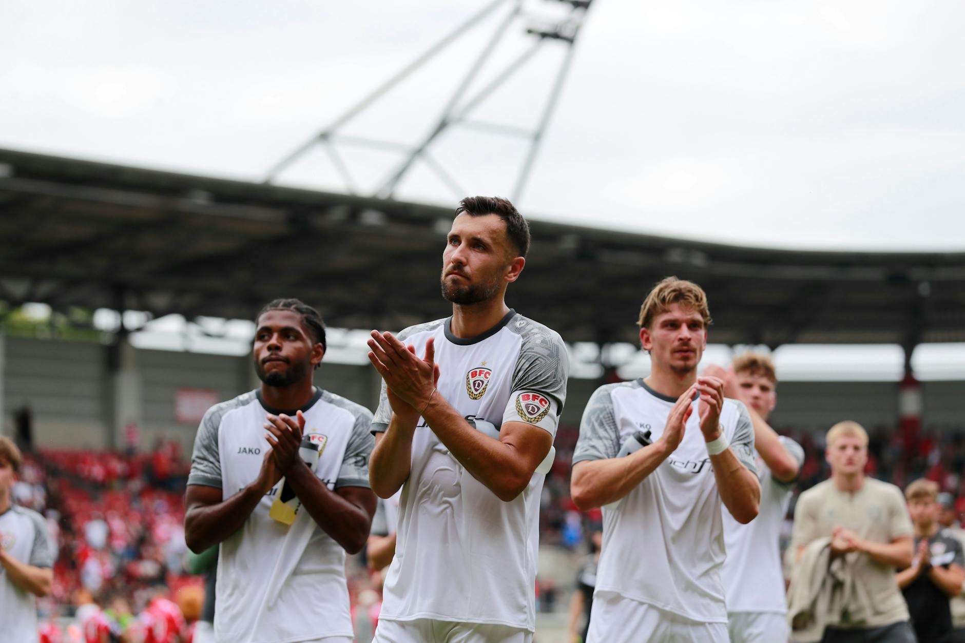Enttäuscht klatscht BFC-Stürmer Rufat Dadashov mit seinen Kollegen den mitgereisten Fans nach dem 0:1 in Halle Beifall.