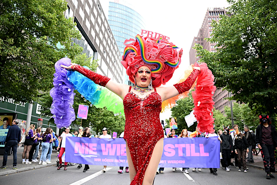 Hauptsache bunt, Hauptsache laut: Schon zum Start der Demonstration zum Christopher Street Day versammelten sich in der Leipziger Straße Zehntausende. CSD-Motto in diesem Jahr: „Nie wieder still“.