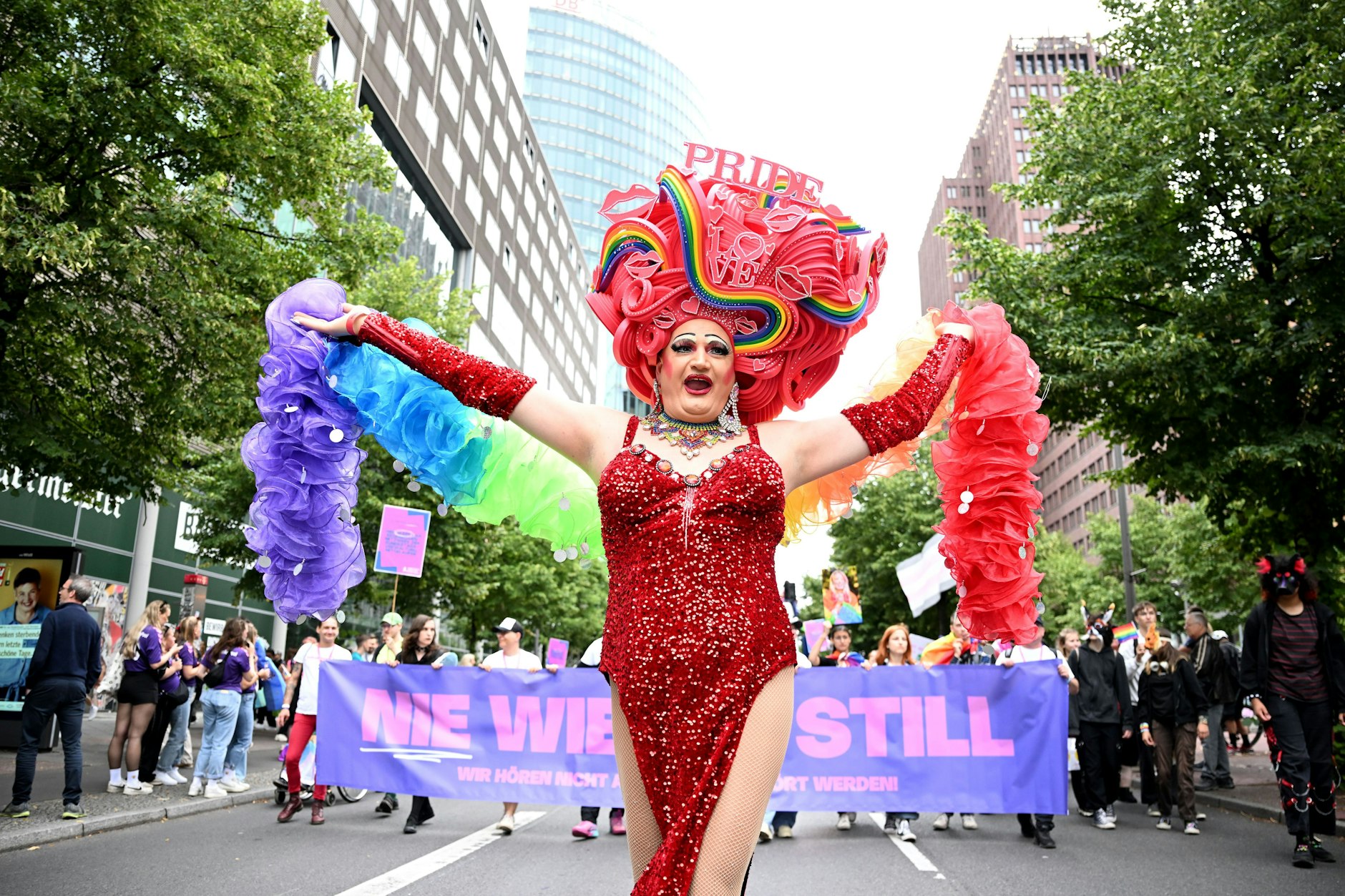 Hauptsache bunt, Hauptsache laut: Schon zum Start der Demonstration zum Christopher Street Day versammelten sich in der Leipziger Straße Zehntausende. CSD-Motto in diesem Jahr: „Nie wieder still“.