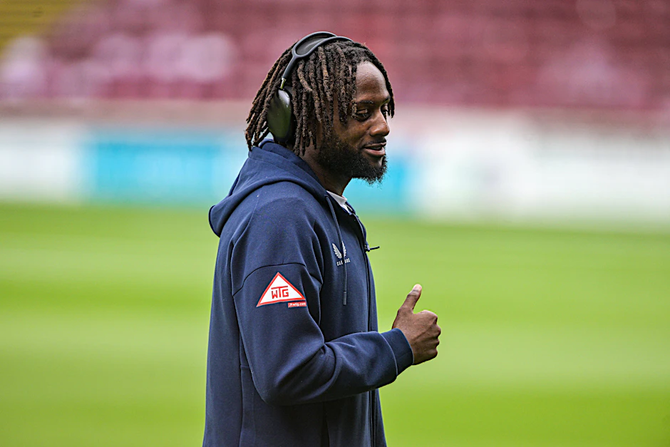 Daumen hoch! Fanliebling Deyo Zeefuik ist jetzt Vize-Kapitän bei Hertha BSC.