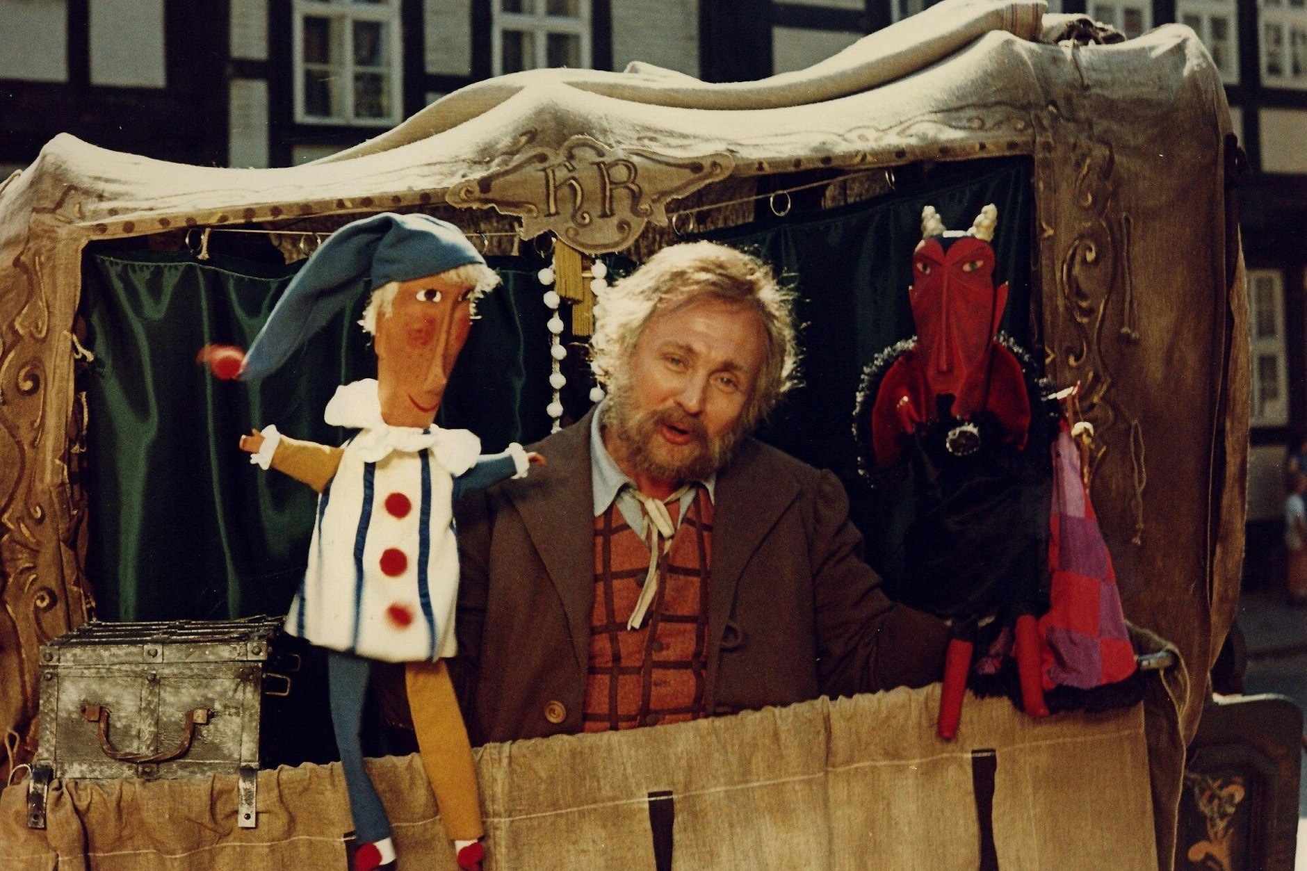 Der Puppenspieler Hans Röckle erzählt den Kindern Geschichten vom Teufel, die er selbst erlebt hat.
