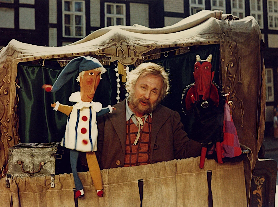 Der Puppenspieler Hans Röckle erzählt den Kindern Geschichten vom Teufel, die er selbst erlebt hat. 