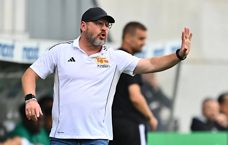 Union-Trainer Steffen Baumgart (53) probiert in der Vorbereitung viele Spieler auf anderen Positionen aus. Aus unterschiedlichen Gründen. 