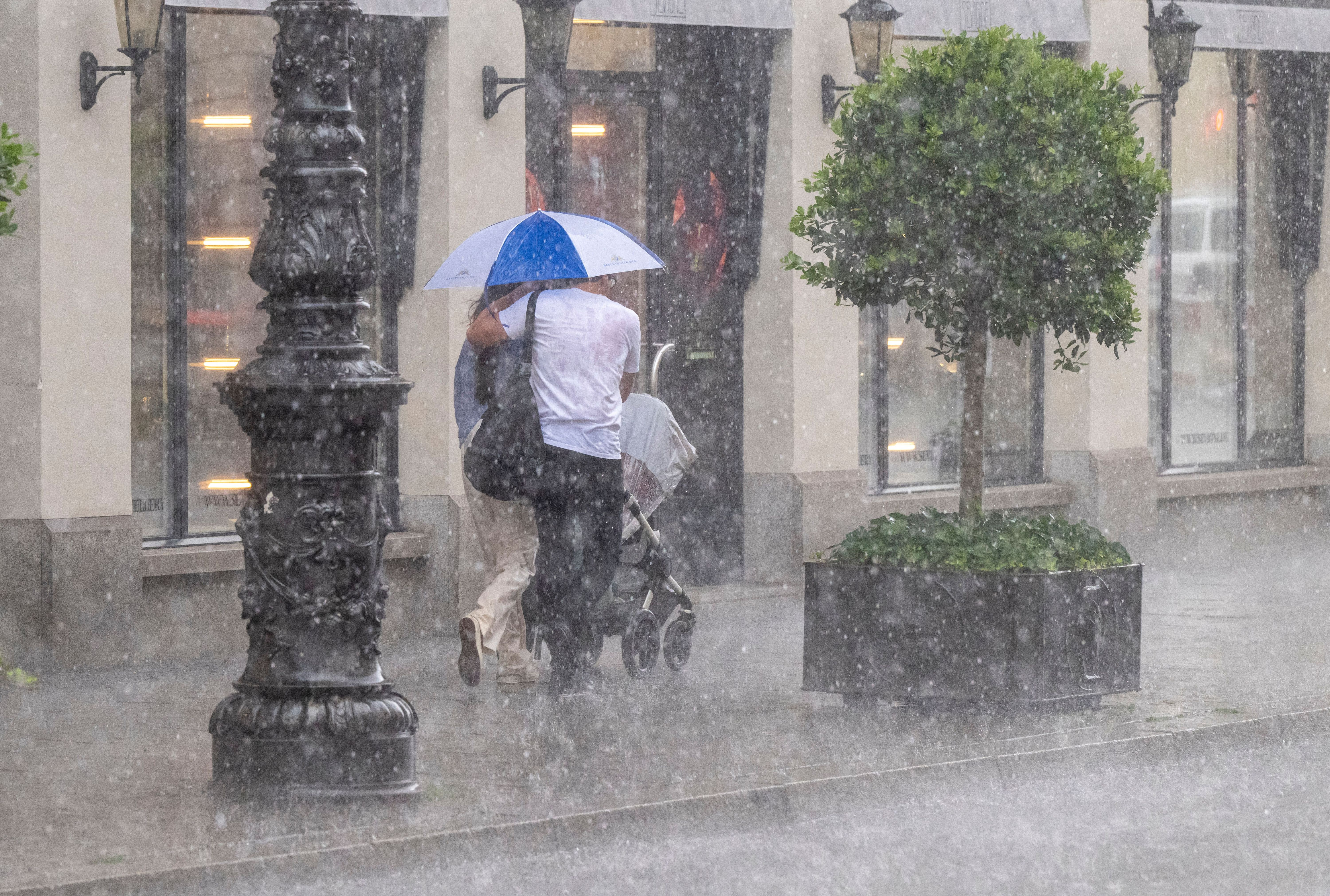 Wetter-Wahnsinn! Regen-Bibbern bei uns, Horror-Hitze in der Türkei