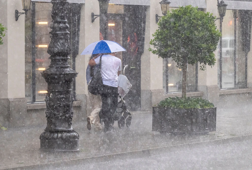 Wetter-Wahnsinn! Regen-Bibbern bei uns, Horror-Hitze in der Türkei