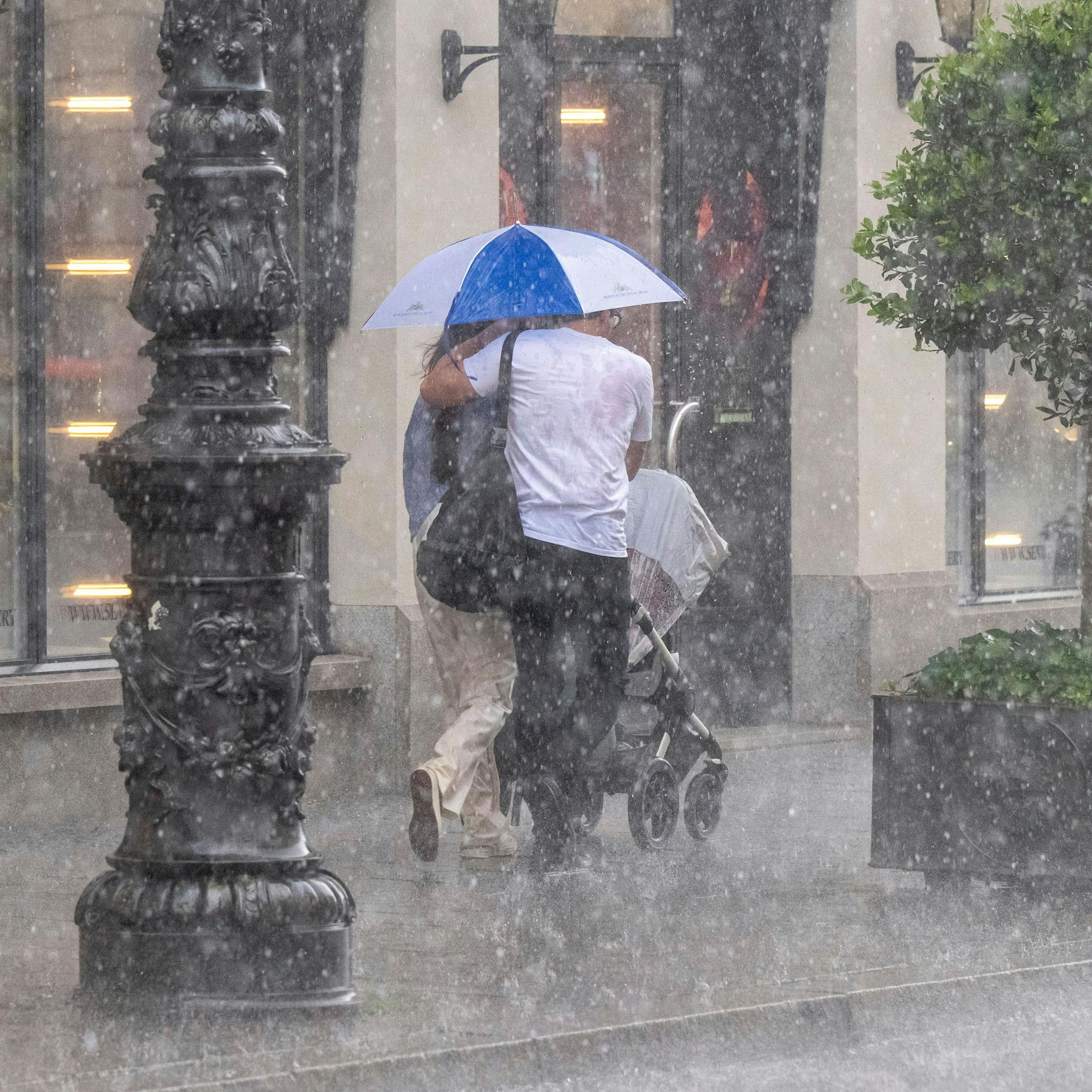 Wetter-Wahnsinn! Regen-Bibbern bei uns, Horror-Hitze in der Türkei