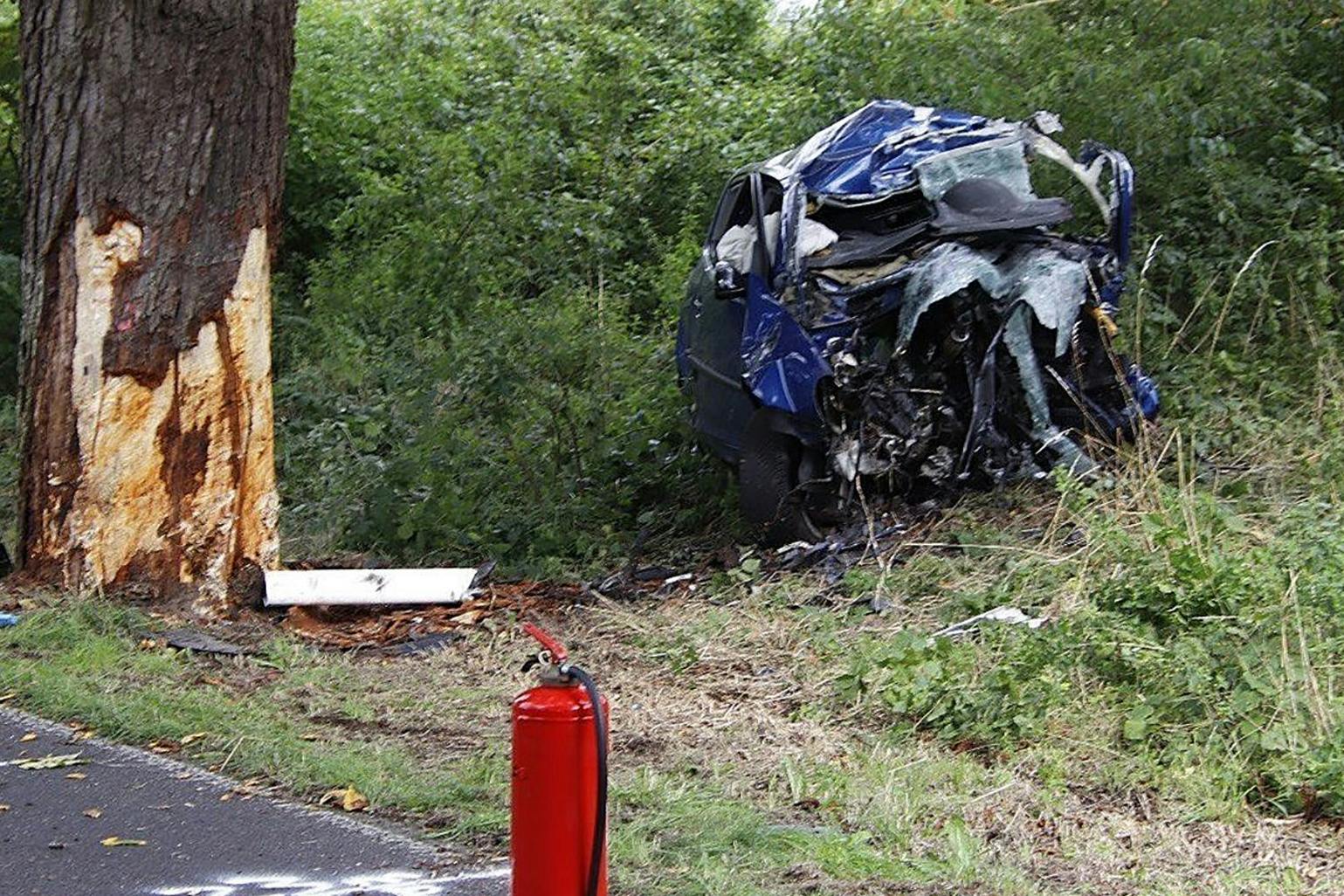 Das völlig zerstörte Auto des 21-Jährigen neben dem Baum, in den er bei Breydin gekracht war. Der junge Mann starb am Unfallort.