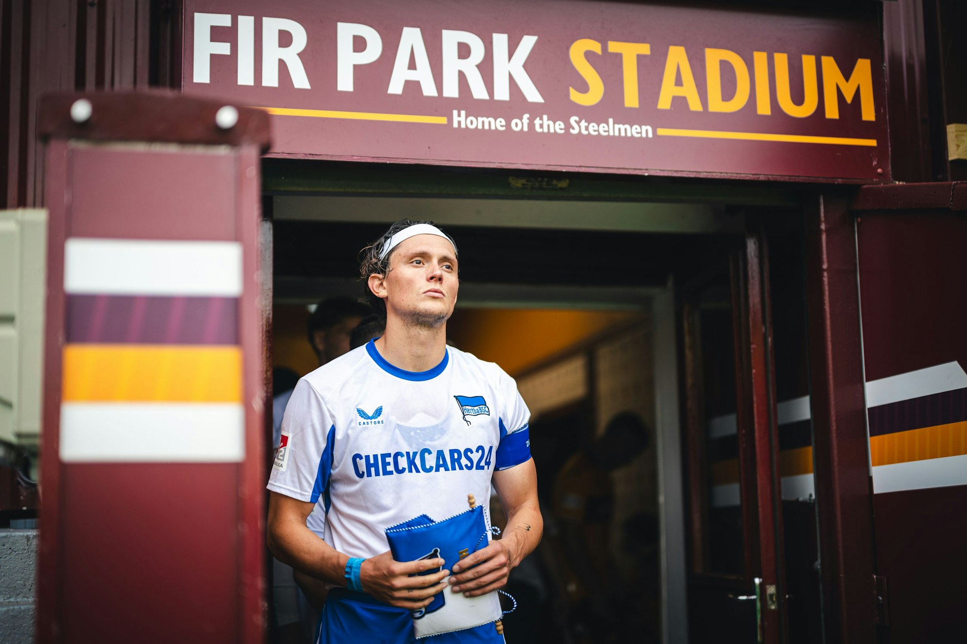 Fabian Reese führte die Mannschaft von Hertha BSC beim Testspiel in Motherwell als Kapitän aufs Feld und wird auch künftig die Kapitänsbinde tragen.