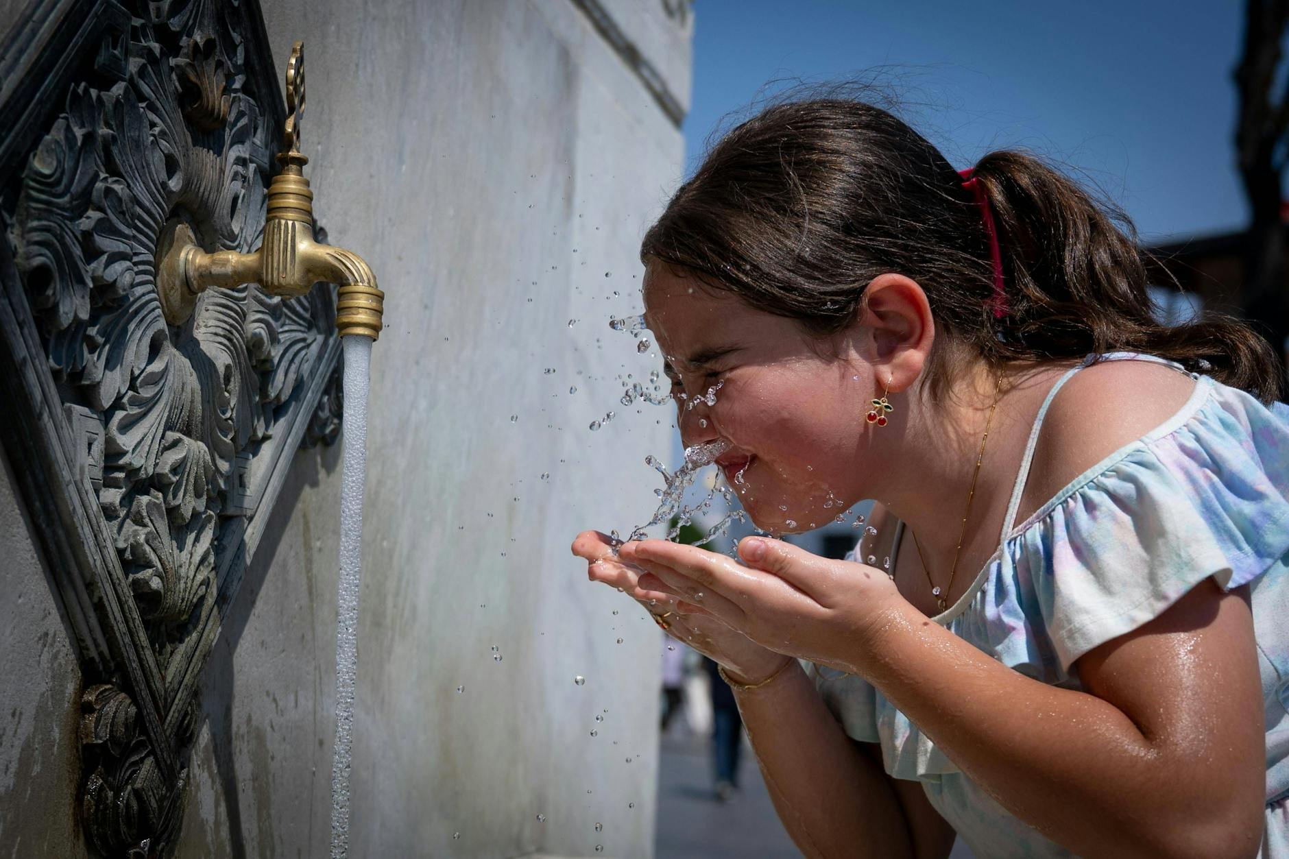 Eine Frau erfrischt sich in Istanbul. Dabei sind dort nur um die 35 Grad. Im Südosten des Landes ist es noch viel heißer.